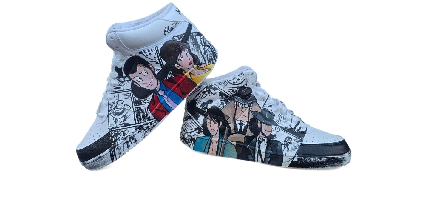 *🎨 Scarpe Nike Dipinte a Mano – Lupin III e Tutta la Gang!* Un capolavoro da indossare, pensato per veri fan e amanti dell’unicità! Queste *scarpe Nike originali dipinte a mano* celebrano il mondo affascinante di *Lupin III*, trasformandosi in un’opera d’arte artigianale e indossabile. Sulla scarpa spicca la scritta *“WANTED”*, come fosse un manifesto ricercato… e insieme a *Lupin*, troverai i volti inconfondibili di *Zenigata*, *Margot (Fujiko)*, *Jigen* e *Goemon*. Un omaggio completo a una delle saghe p
