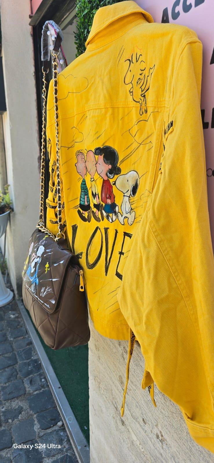 *Borsa Dipinta a Mano – Snoopy 🐶🎨* Una borsa unica che unisce arte, dolcezza e personalità! Realizzata in *ecopelle* e *dipinta interamente a mano* con colori acrilici di alta qualità, questa borsa ha come soggetto principale il tenerissimo *Snoopy*, personaggio amatissimo del mondo dei Peanuts. Perfetta per chi cerca uno stile originale e artigianale da portare sempre con sé!