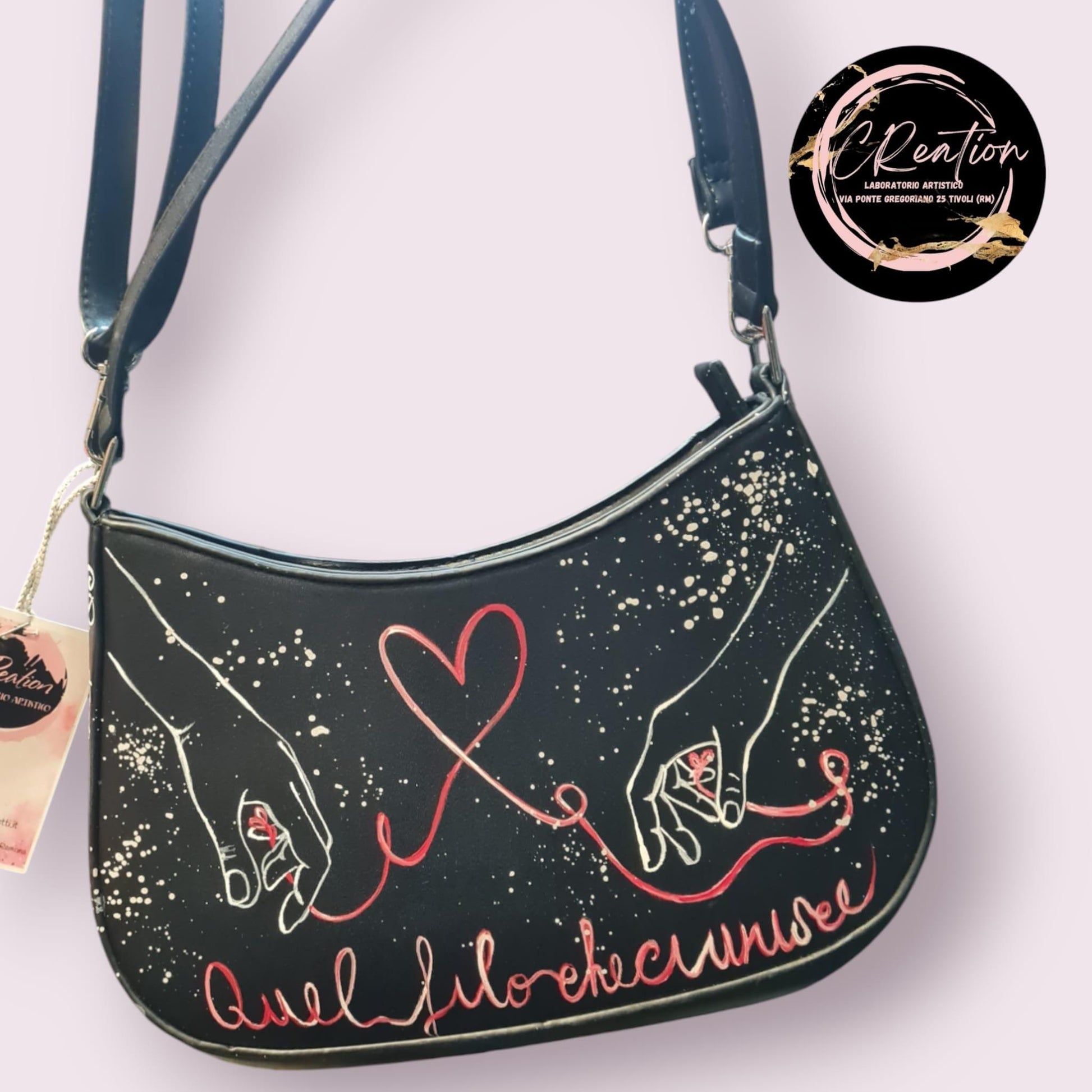 Borsa Dipinta a Mano - Due Mani Legate dal Filo Rosso - Leggenda Giapponese - Accessorio Unico e Significativo 🧩 *Coordinabile su richiesta:* È possibile ordinare *un portafoglio o un giacchetto perfettamente abbinato* con lo stesso stile e soggetto ! Descrizione: Scopri il fascino e la profondità della leggenda giapponese del "Filo Rosso del Destino" con questa borsa dipinta a mano, che racconta una storia di connessioni invisibili e destini intrecciati. Le due mani, legate da un filo rosso