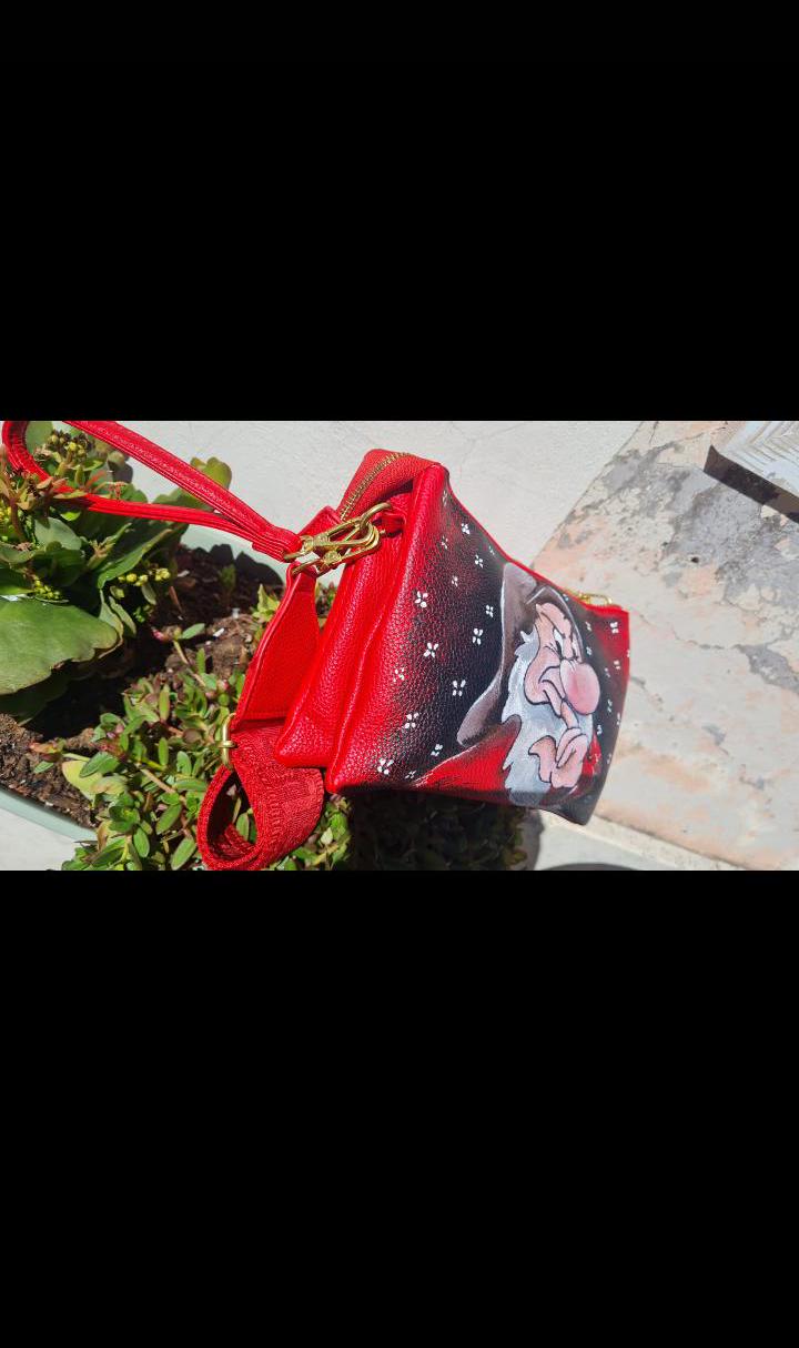 Borsa a Tracolla con Zip Dipinta a Mano - Brontolo | Biancaneve e i Sette Nani | Accessorio Unico e Originale 🧩 *Coordinabile su richiesta:* È possibile ordinare *un portafoglio o un giacchetto perfettamente abbinato* con lo stesso stile e soggetto ! Aggiungi un tocco di magia e personalità al tuo stile con questa borsa a tracolla dipinta a mano, che raffigura il caratteristico e burbero Brontolo di Biancaneve e i Sette Nani