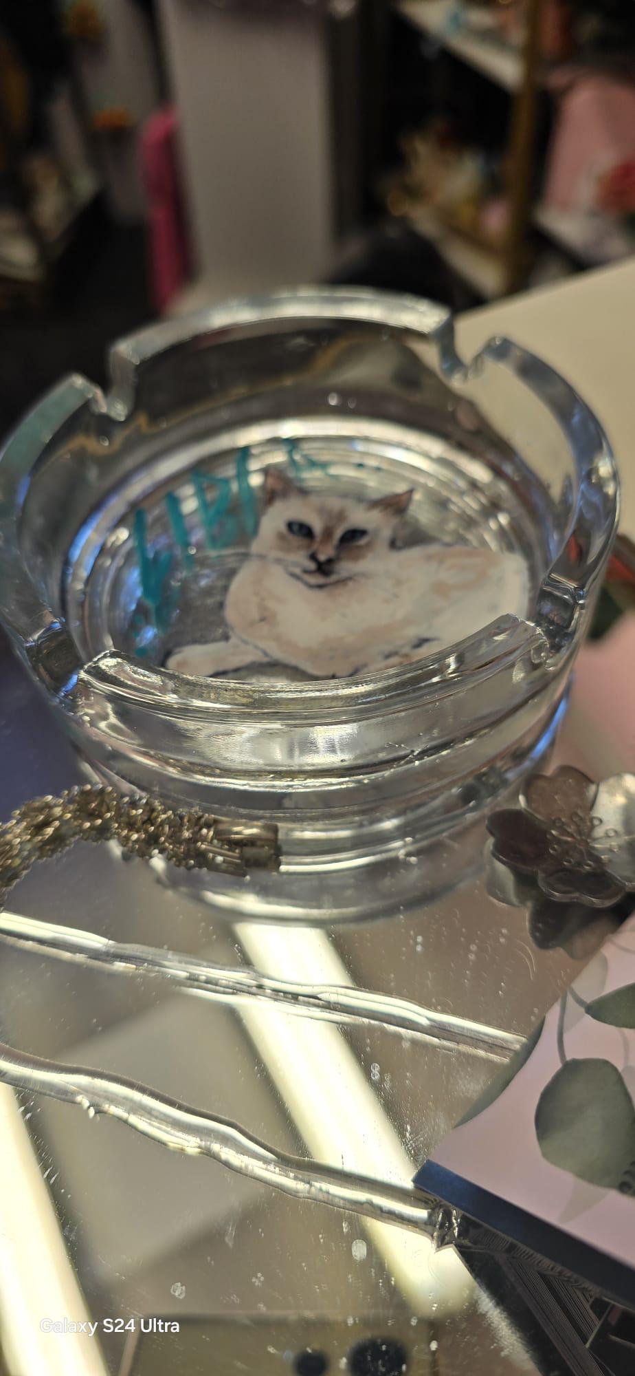 Posacenere Dipinto a Mano – Animale del Cuore Personalizzato 🐾 *Descrizione:* Posacenere artigianale dipinto interamente a mano con il soggetto del tuo *animale del cuore*: cane, gatto o altro animale speciale che vuoi portare sempre con te, anche in un oggetto quotidiano