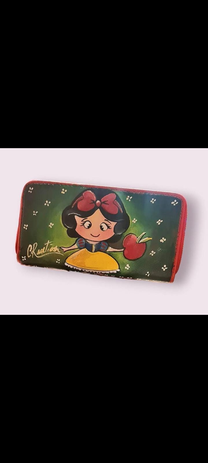 Portafoglio Dipinto a Mano Accessorio Unico e Magico Caratteristiche: 🧩 *Coordinabile su richiesta:* È possibile ordinare *una borsa o un giacchetto perfettamente abbinato* con lo stesso stile e soggetto ! ✔ Pezzo unico: Il prodotto in foto è stato venduto, ma verrà realizzato con lo stesso design su una borsa molto simile Design dipinto a mano Materiale resistente