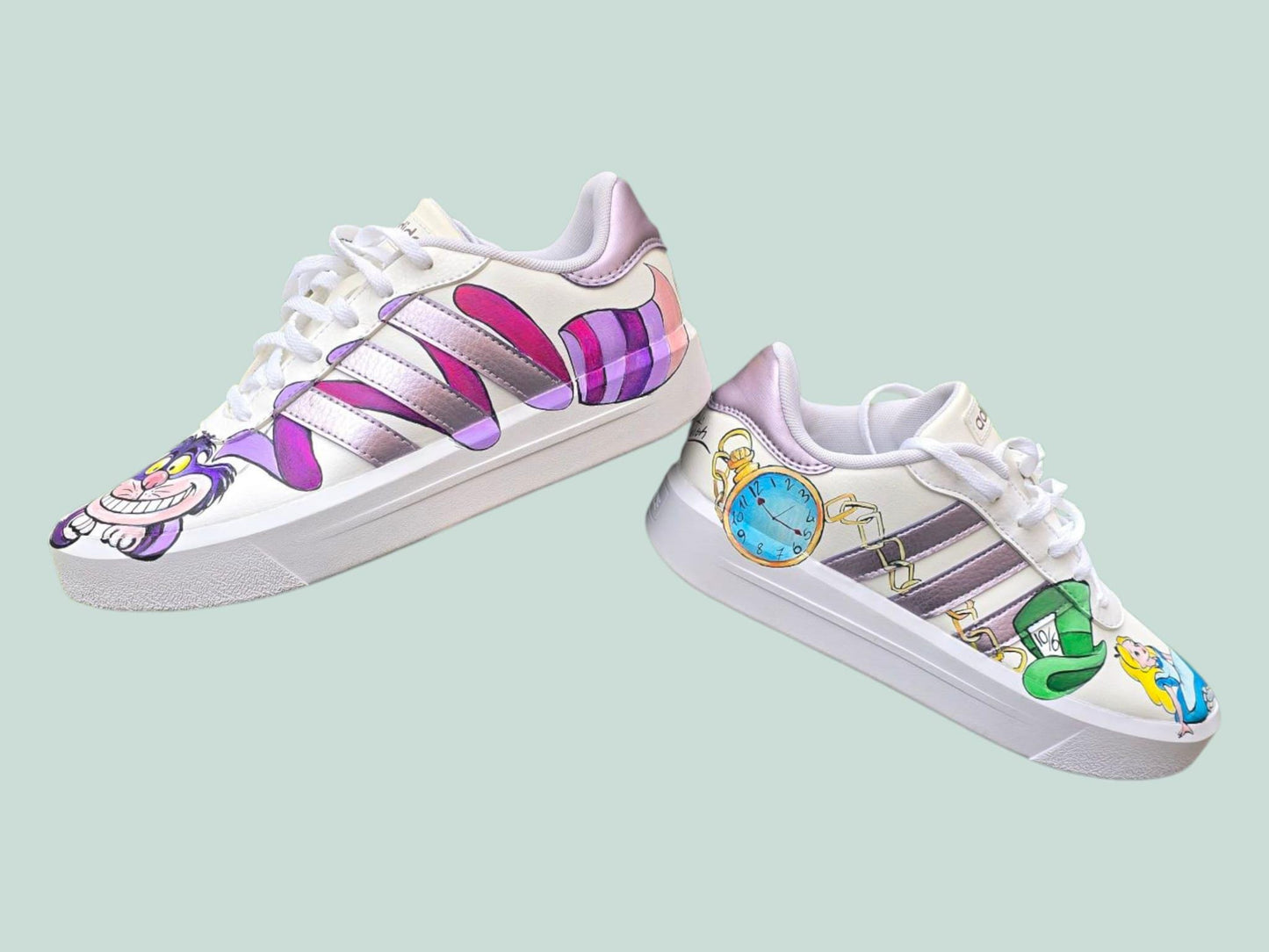 Adidas Personalizzate – Tema Alice &amp; Stregatto 🎨🐱👓 Un tuffo nel Paese delle Meraviglie ai tuoi piedi! Queste Adidas dipinte a mano sono decorate con un’esclusiva personalizzazione ispirata a Alice nel Paese delle Meraviglie e al mitico Stregatto, perfette per chi ama la fantasia, l’arte e lo stile unico. Ogni dettaglio è curato a mano con colori acrilici professionali e protetto da una finitura resistente per garantire durata e originalità. 🐇🌈 🧩 *Coordinabile su richiesta:* È possibile ordinare *u