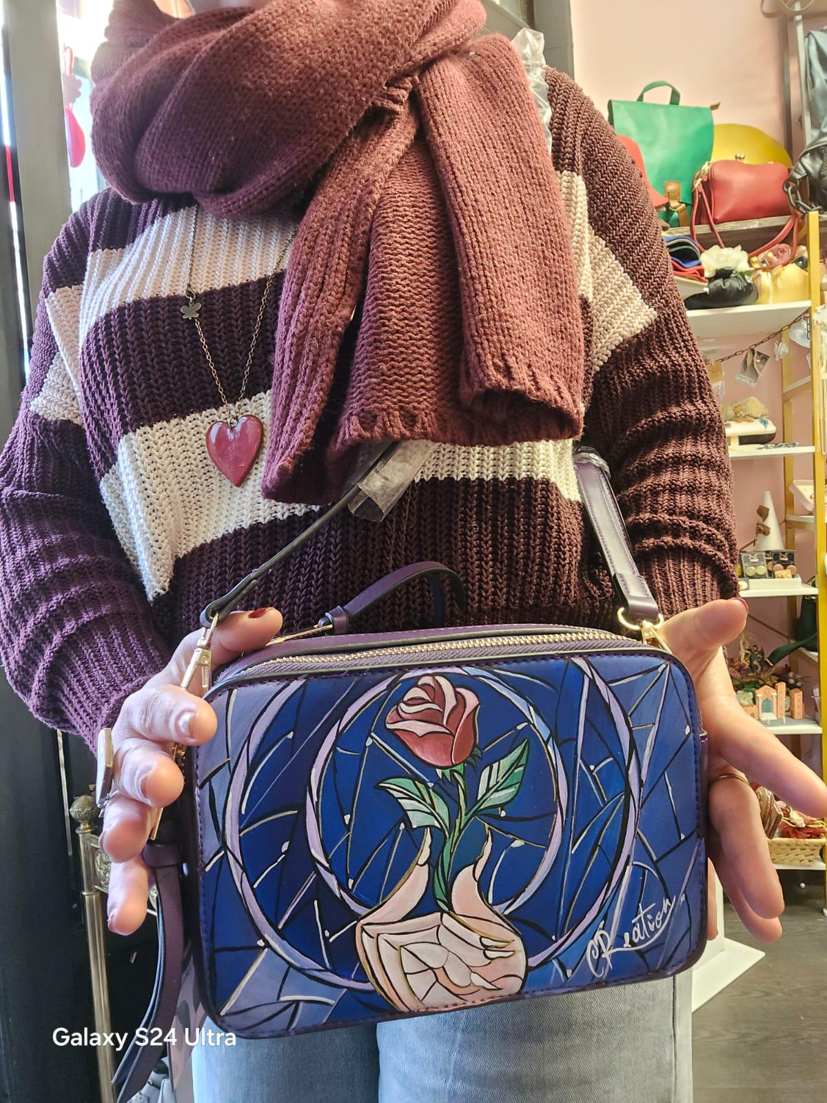 Borsa Dipinta a Mano - La Bella e la Bestia Porta con te la magia del celebre cartone La Bella e la Bestia con questa borsa dipinta a mano! Il design raffigura una mano che regge una rosa, simbolo iconico della storia senza tempo. 🧩 *Coordinabile su richiesta:* È possibile ordinare *un portafoglio o un giacchetto perfettamente abbinato* con lo stesso stile e soggetto ! La borsa che vedrai nelle foto è già stata venduta, ma verrà riprodotta identica nel soggetto principale.