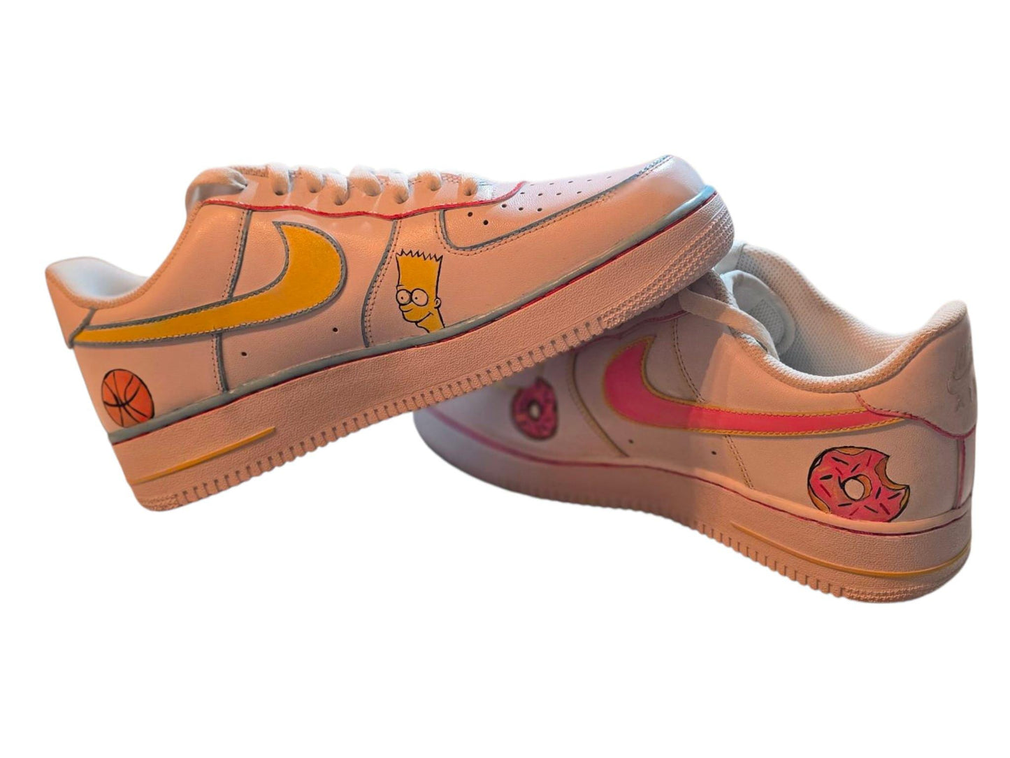 *Nike Air Force 1 Personalizzate – Tema The Simpsons 👟🎨* Per chi ama l’ironia, i colori e l’inconfondibile stile dei Simpson, queste *Nike Air Force 1 dipinte a mano* sono il pezzo perfetto! Personalizzate con i *personaggi iconici della serie* (Homer, Bart, Lisa, ecc.), ogni scarpa è un'opera artigianale realizzata con *colori acrilici di alta qualità* e sigillata per durare nel tempo.