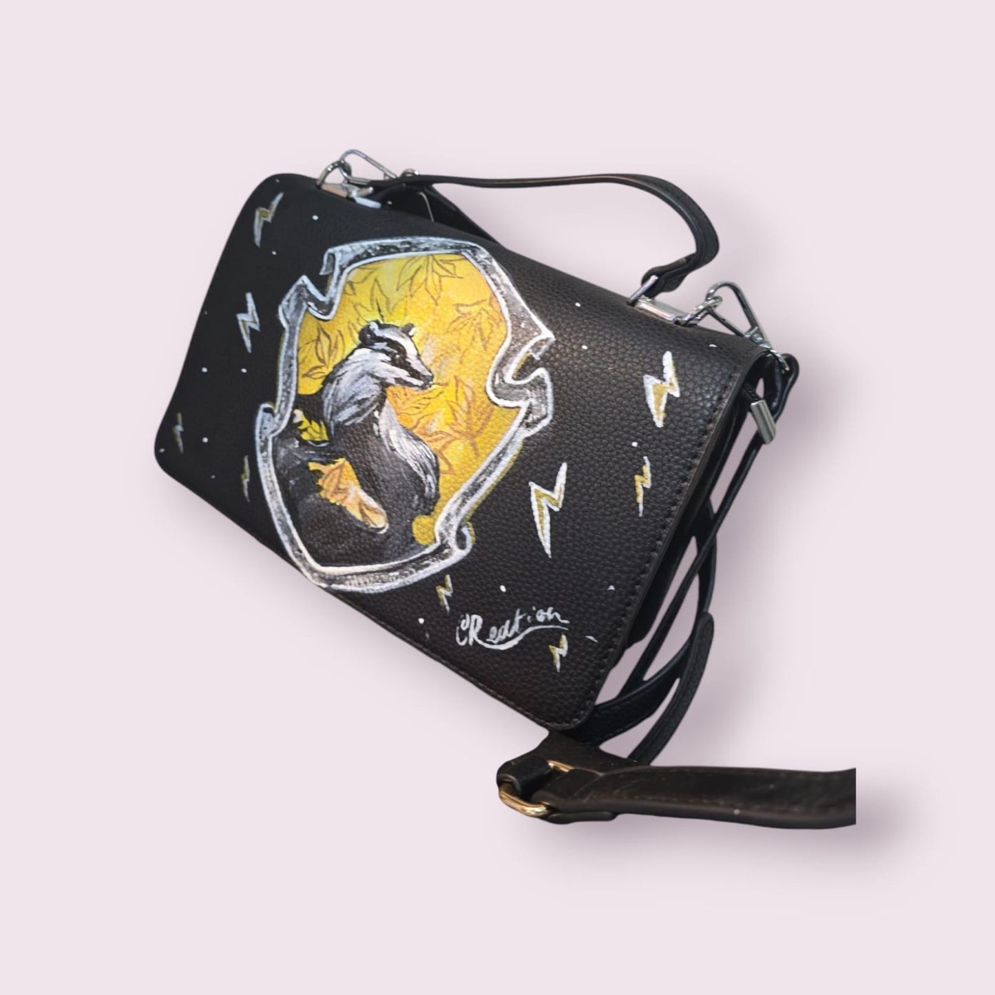 *Borsa Dipinta a Mano – Tassorosso di Harry Potter (Hogwarts) ✨🦡* Questa *borsa artigianale* è un omaggio alla *casa Tassorosso* di *Hogwarts*, simbolo di *lealtà*, *amicizia* e *lavoro di squadra*! 🧙♂️ Dipinta a mano con l’immagine del *Tassorosso*, una delle case più apprezzate e affettuose della scuola di magia, questa borsa è perfetta per tutti i fan di *Harry Potter* che credono nei valori di amicizia e lealtà. Realizzata in *ecopelle* di alta qualità e dipinta con *colori acrilici* resistenti, quest