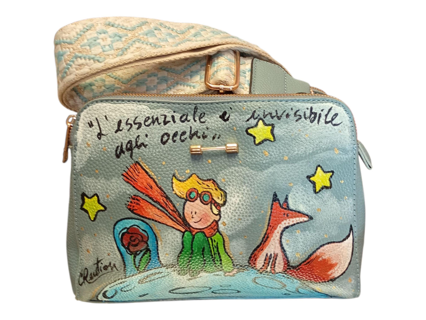 Borsa dipinta a mano – Il Piccolo Principe – Borsa artigianale unica personalizzata *Descrizione:* Borsa in *pelle/ecopelle* dipinta a mano con soggetto *Il Piccolo Principe*, uno dei personaggi più amati di sempre. Ogni borsa è realizzata con *colori acrilici professionali*, resistenti nel tempo e pensati per accompagnarti ogni giorno con un tocco artistico e poetico.