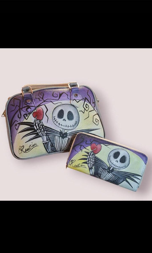 Borsa e Portafoglio Dipinti a Mano - Jack Skellington | Nightmare Before Christmas | Set Unico e Originale Aggiungi un tocco di magia e mistero al tuo stile con questo set abbinato di borsa e portafoglio dipinti a mano, entrambi raffiguranti il leggendario Jack Skellington di Nightmare Before Christmas. Ogni pezzo è realizzato con colori acrilici di alta qualità