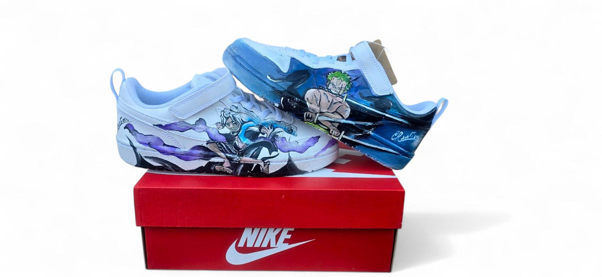 *Scarpe Nike dipinte a mano – Zoro &amp; personaggi One Piece ⚔️* Un’esplosione di stile per veri fan di *One Piece*! Queste sneakers Nike sono state trasformate in un’opera d’arte unica: il protagonista è *Zoro*, accompagnato da altri iconici personaggi e scritte ispirate all’anime. Ogni dettaglio è realizzato a mano con colori acrilici resistenti e protetti da vernice finale. 📦 Disponibilità: - Pronta consegna se disponibili in negozio