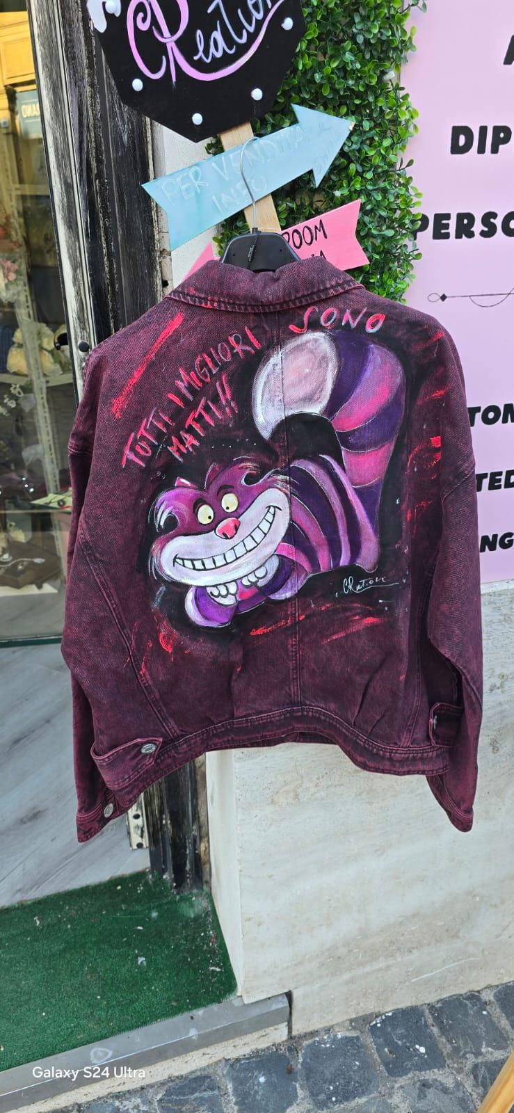 *Giacca di jeans dipinta a mano – Stregatto 🐱🎨* 🧩 *Coordinabile su richiesta:* È possibile ordinare *un portafoglio , una borsa o scarpe perfettamente abbinate* con lo stesso stile e soggetto ! Un capo unico, spiritoso e originale! Questa *giacca in jeans* è decorata a mano con il celebre *Stregatto* di Alice nel Paese delle Meraviglie. Un mix perfetto di ironia e fantasia, pensato per chi ama distinguersi con uno stile unico e artigianale. 🎨 *Dettagli prodotto:* - Giacchetto in jeans - Soggetto: Strega