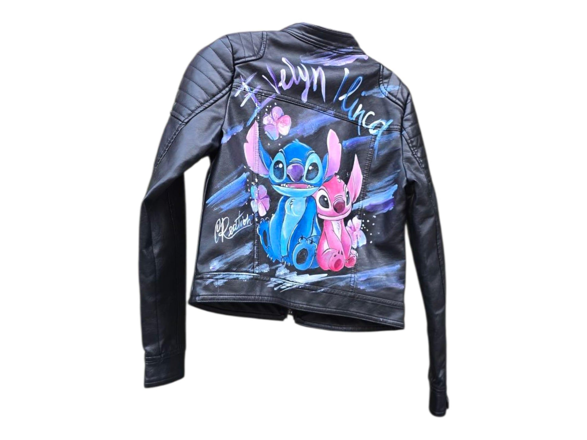 Giacca in ecopelle per bambini dipinta a mano – Stitch personalizzabile con nome 🧵* 🧩 *Coordinabile su richiesta:* È possibile ordinare *un portafoglio , una borsa o un giacchetto perfettamente abbinato* con lo stesso stile e soggetto ! Giacca in ecopelle nera per bambine o bambini, dipinta interamente a mano con il tenerissimo *Stitch*! Un capo unico, perfetto per i piccoli fan Disney, personalizzabile con il *nome del bambino* o solo con il personaggio, a seconda della preferenza