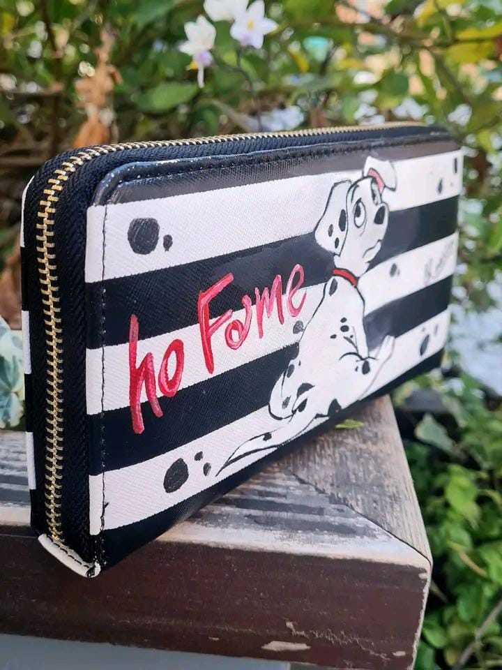 Portafoglio Dipinto a Mano cucciolo ✨ Un portafoglio unico per chi ama i cuccioli più dolci di sempre! ✨ 🧩 *Coordinabile su richiesta:* È possibile ordinare *una borsa o un giacchetto perfettamente abbinato* con lo stesso stile e soggetto ! 🖌 Dettagli del prodotto: ✔ Materiale: Ecopelle di alta qualità ✔ Tecnica: Dipinto a mano con colori acrilici resistenti ✔ Lavabile in lavatrice fino a 40°C ✔ Pezzo unico, realizzato su ordinazione (piccole variazioni possibili) ✔ Compatto e funzionale, perfetto per car