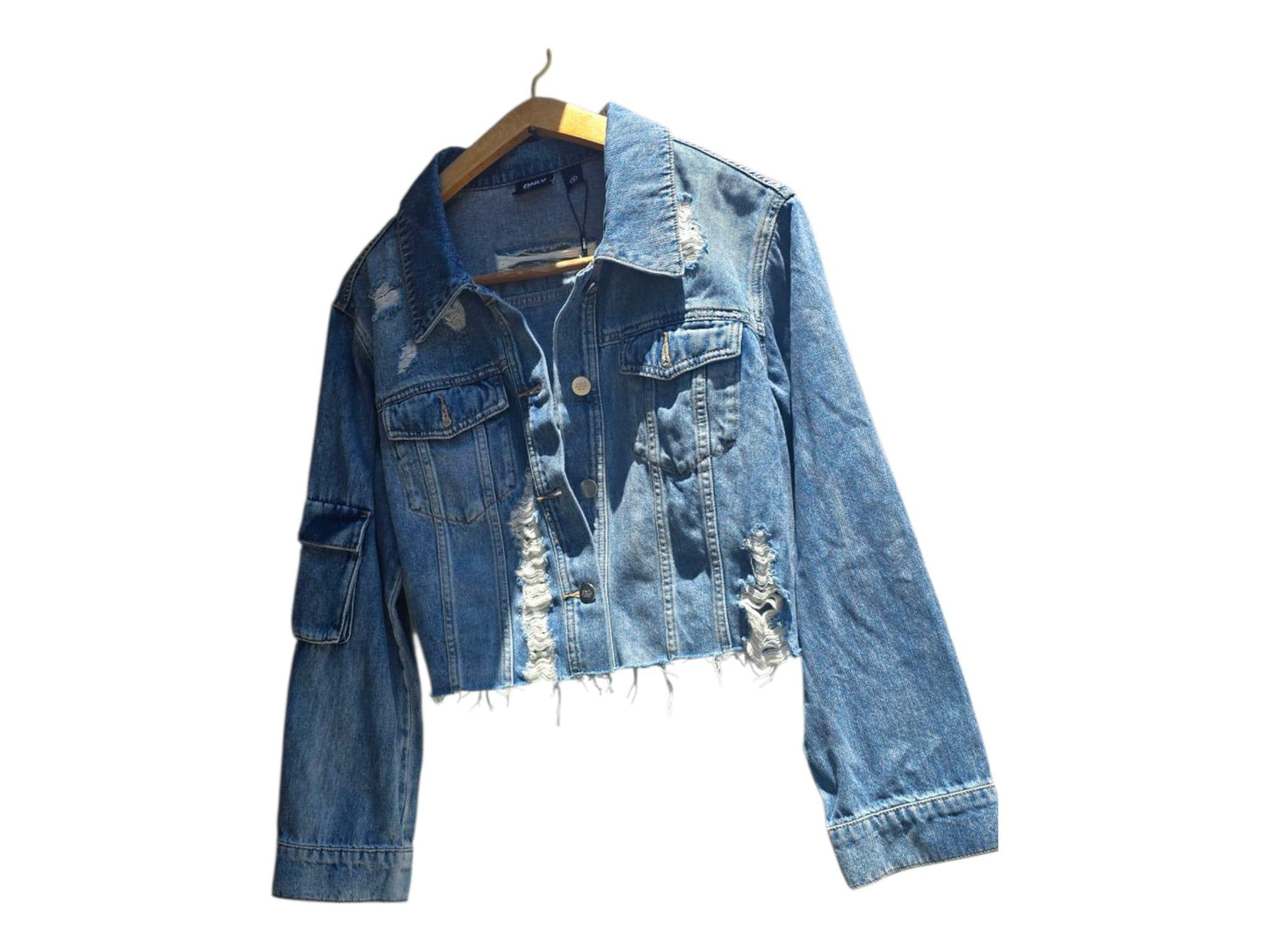 *Giacca di Jeans Dipinta a Mano – Frida Kahlo 🎨🌺* Un capo d’abbigliamento unico e d’impatto: giacca in jeans da donna, dipinta interamente a mano con *ritratto di Frida Kahlo*, icona di forza, arte e libertà. Sopra l’opera è riportata la frase *“Innamorati della vita e dopo di chi vuoi”*, per chi ama distinguersi con stile e significato. 🧩 *Coordinabile su richiesta:* È possibile ordinare *un portafoglio , una borsa o delle scarpe perfettamente abbinate* con lo stesso stile e soggetto !