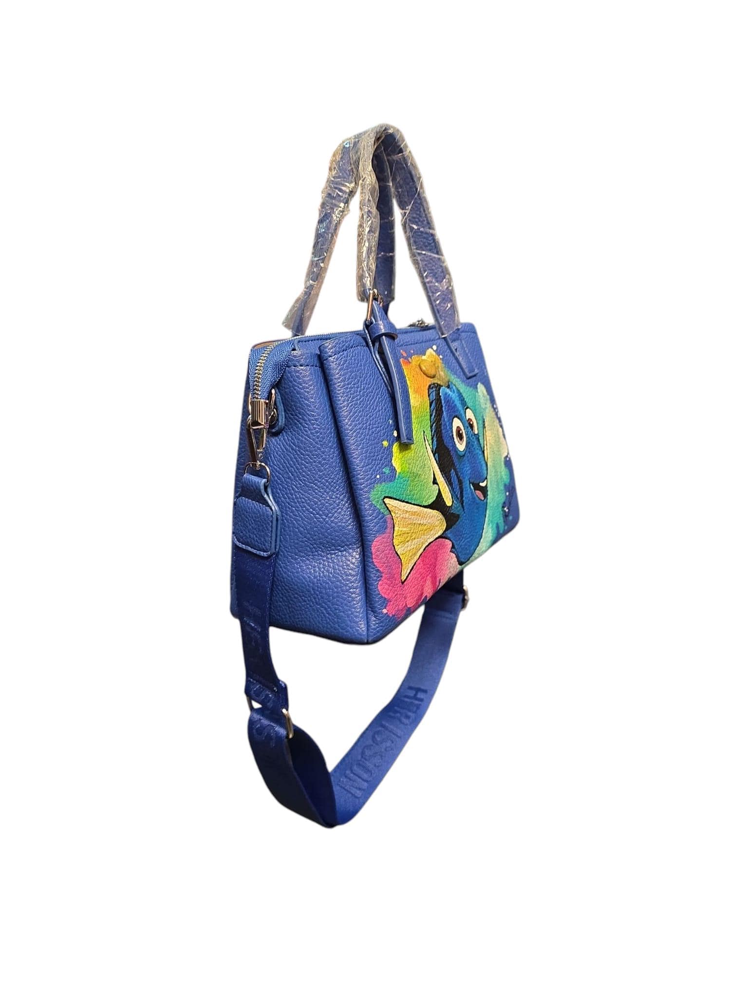 Borsa Dipinta a Mano 🎨 | Dory il Pesciolino | Accessorio Unico e Colorato --- *📦 Descrizione:* Porta il colore del mare sempre con te con questa *borsa dipinta a mano* ispirata a *Dory*, il pesciolino più dolce e simpatico del grande schermo! 🐠💙 Un pezzo unico, realizzato artigianalmente con *colori acrilici di ottima qualità*, resistenti nel tempo e dai toni vivaci.