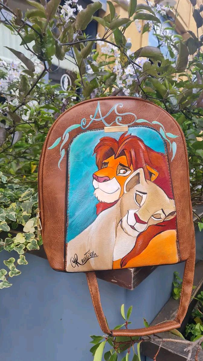 Zaino e Portafoglio Dipinti a Mano - Simba e Nala - Il Re Leone - In Ecopelle - Personalizzabile Porta con te un pezzo del magico mondo de Il Re Leone con questo set unico, composto da zaino e portafoglio dipinti a mano con i protagonisti Simba e Nala. Realizzati con colori acrilici su ecopelle di alta qualità, ogni dettaglio è curato con amore e passione, rendendo questo set perfetto per chi vuole esprimere il proprio amore per il classico Disney in modo originale. 🧩 *Coordinabile su richiesta:* È possibi