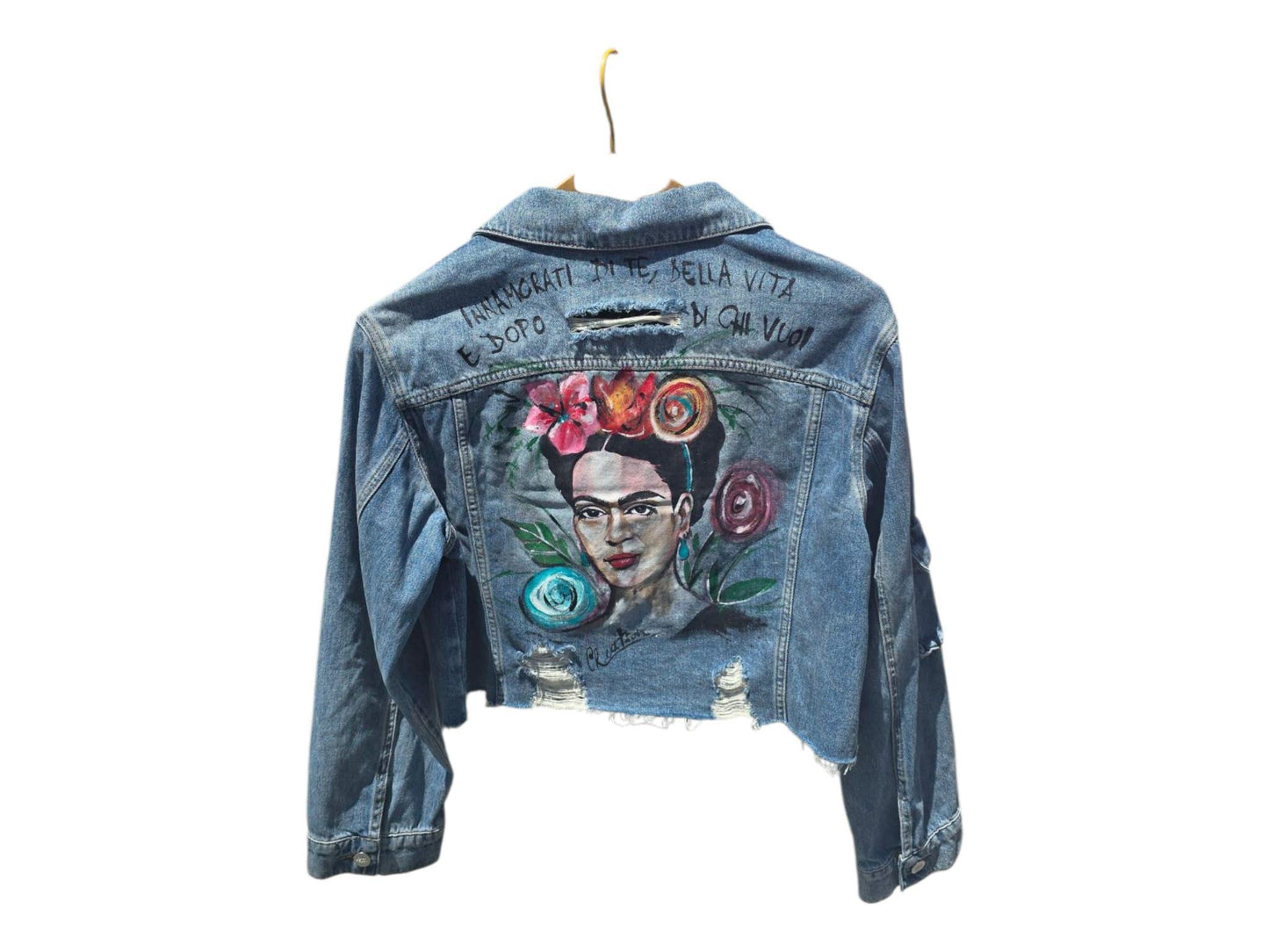 *Giacca di Jeans Dipinta a Mano – Frida Kahlo 🎨🌺* Un capo d’abbigliamento unico e d’impatto: giacca in jeans da donna, dipinta interamente a mano con *ritratto di Frida Kahlo*, icona di forza, arte e libertà. Sopra l’opera è riportata la frase *“Innamorati della vita e dopo di chi vuoi”*, per chi ama distinguersi con stile e significato. 🧩 *Coordinabile su richiesta:* È possibile ordinare *un portafoglio , una borsa o delle scarpe perfettamente abbinate* con lo stesso stile e soggetto !