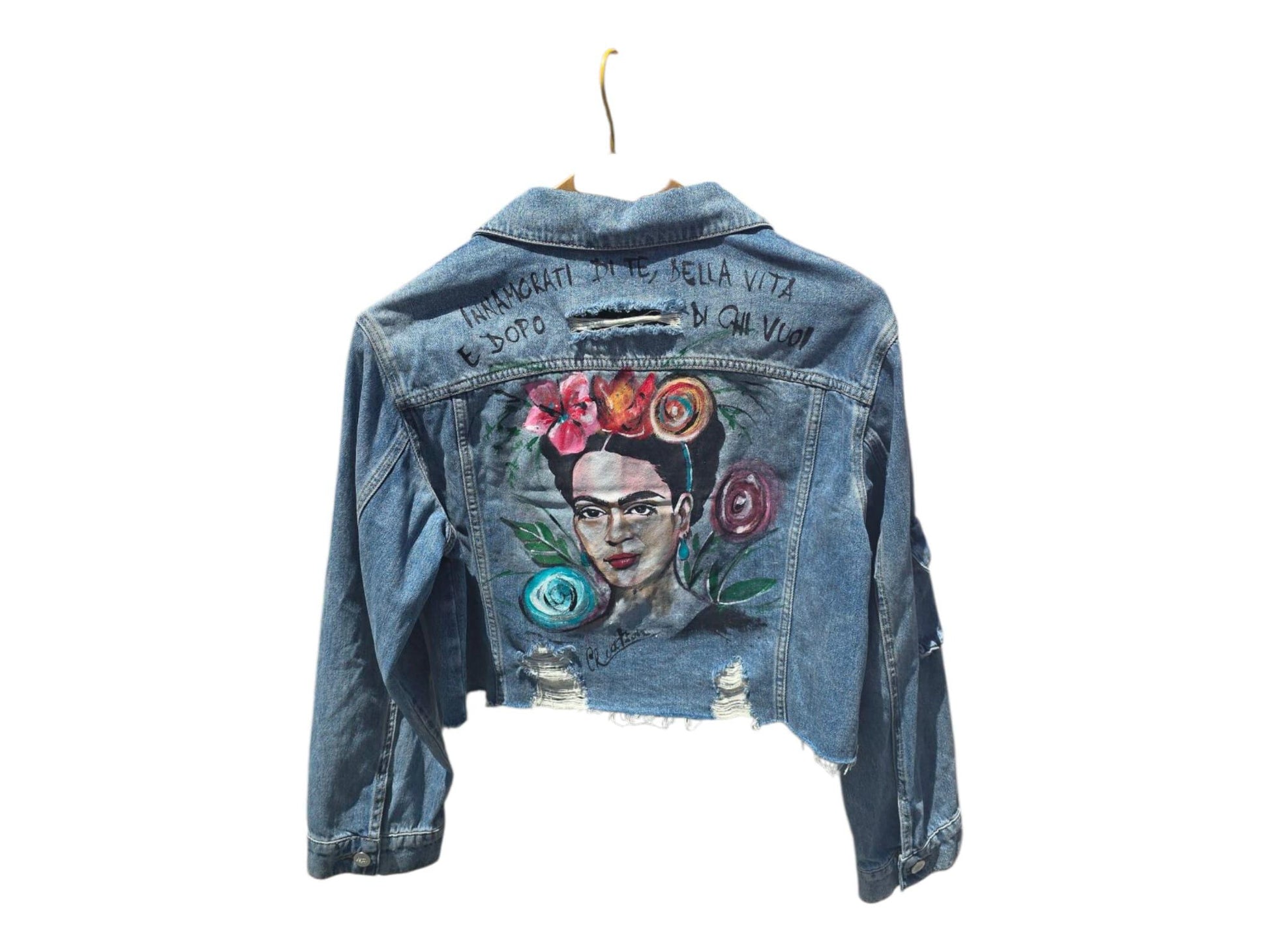 *Giacca di Jeans Dipinta a Mano – Frida Kahlo 🎨🌺* Un capo d’abbigliamento unico e d’impatto: giacca in jeans da donna, dipinta interamente a mano con *ritratto di Frida Kahlo*, icona di forza, arte e libertà. Sopra l’opera è riportata la frase *“Innamorati della vita e dopo di chi vuoi”*, per chi ama distinguersi con stile e significato. 🧩 *Coordinabile su richiesta:* È possibile ordinare *un portafoglio , una borsa o delle scarpe perfettamente abbinate* con lo stesso stile e soggetto !