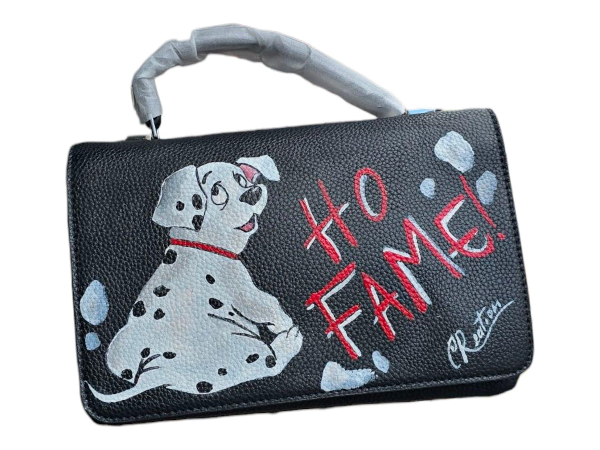 * borsa dipinta a mano – Cucciolo de "La Carica dei 101" 🐶 “Ho Fame!”* borsa con manico, decorata a mano con uno dei simpatici cuccioli de *"La Carica dei 101"*, iconico cartone animato Disney. La scritta “*HO FAME!*” aggiunge un tocco ironico e divertente, perfetta per chi ama distinguersi con stile. 🎨 *Dettagli:* - Realizzata in ecopelle - Chiusura a patta - Manico rigido rivestito 