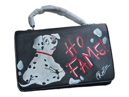 * borsa dipinta a mano – Cucciolo de "La Carica dei 101" 🐶 “Ho Fame!”* borsa con manico, decorata a mano con uno dei simpatici cuccioli de *"La Carica dei 101"*, iconico cartone animato Disney. La scritta “*HO FAME!*” aggiunge un tocco ironico e divertente, perfetta per chi ama distinguersi con stile. 🎨 *Dettagli:* - Realizzata in ecopelle - Chiusura a patta - Manico rigido rivestito 
