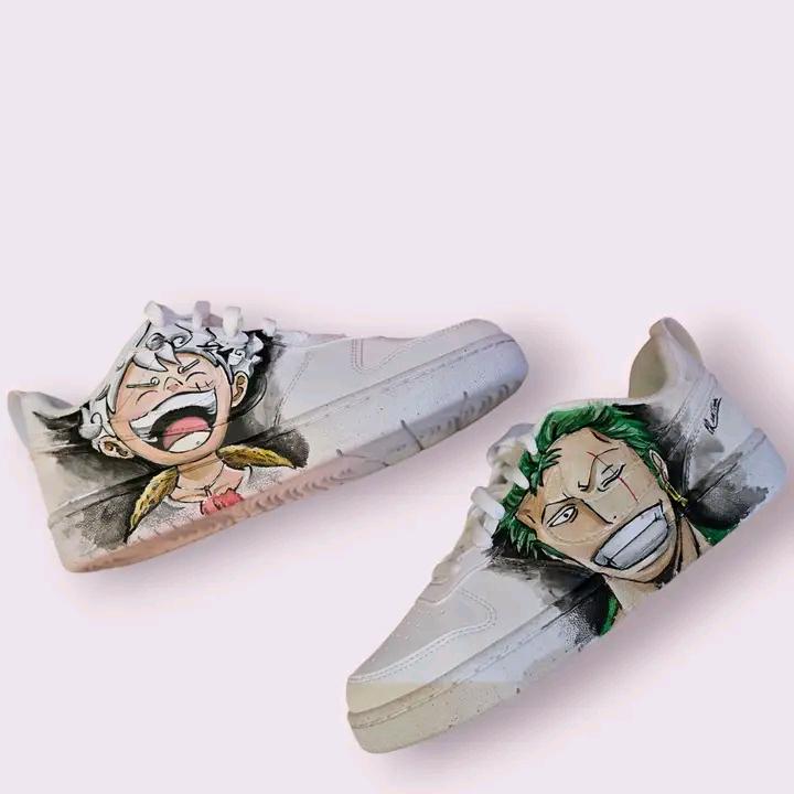 Nike Air Force 1 Personalizzate – Tema One Piece 🎨🏴☠️ Per i veri fan di One Piece e per chi vuole distinguersi con stile, ecco le Nike Air Force 1 dipinte a mano con un’esclusiva personalizzazione ispirata al celebre anime! Ogni paio è decorato a mano con colori acrilici professionali e sigillato per garantire resistenza e durata nel tempo. Un prodotto unico, perfetto per chi ama la moda, l’arte e l’universo dei pirati! ⚓🔥 🧩 *Coordinabile su richiesta:* È possibile ordinare *un portafoglio , una borsa o