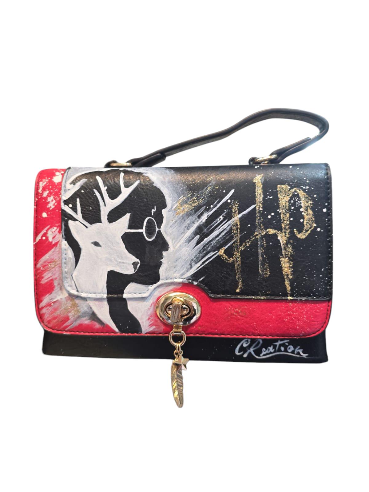 *Borsa Dipinta a Mano – Harry Potter con Patronus Cervo ✨🦌* Questa *borsa artigianale* è un omaggio al mondo magico di *Harry Potter* e al potente incantesimo del *Patronus*! 🪄 Dipinta a mano con l'immagine iconica di *Harry Potter* e il suo *Patronus, il cervo*, che rappresenta il legame profondo con suo padre, questa borsa è l'accessorio perfetto per ogni fan della saga. 🌟 Ogni dettaglio è realizzato con colori *acrilici* di alta qualità su *ecopelle*, rendendo ogni pezzo unico e speciale! Un vero inca