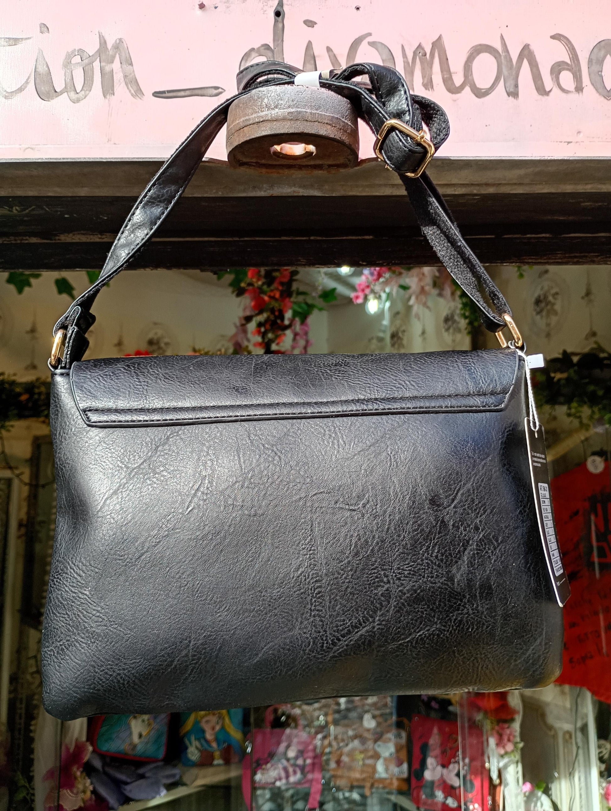 *Borsa Dipinta a Mano con Stitch – “Ohana” – Ecopelle – Personalizzabile* 🌺 *Coordinabile su richiesta:* È possibile ordinare *un portafoglio o un giacchetto abbinato* con lo stesso stile e soggetto! *Descrizione:* Questa borsa dipinta a mano è dedicata a *Stitch*, 