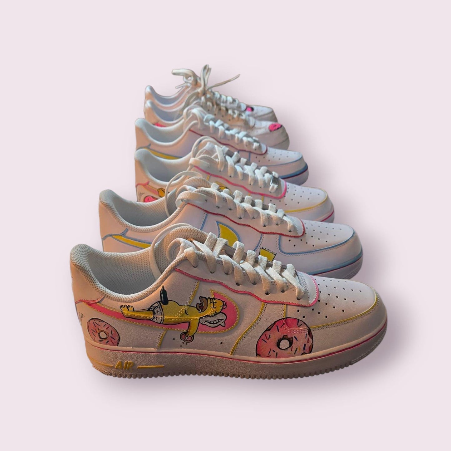 *Nike Air Force 1 Personalizzate – Tema The Simpsons 👟🎨* Per chi ama l’ironia, i colori e l’inconfondibile stile dei Simpson, queste *Nike Air Force 1 dipinte a mano* sono il pezzo perfetto! Personalizzate con i *personaggi iconici della serie* (Homer, Bart, Lisa, ecc.), ogni scarpa è un'opera artigianale realizzata con *colori acrilici di alta qualità* e sigillata per durare nel tempo.