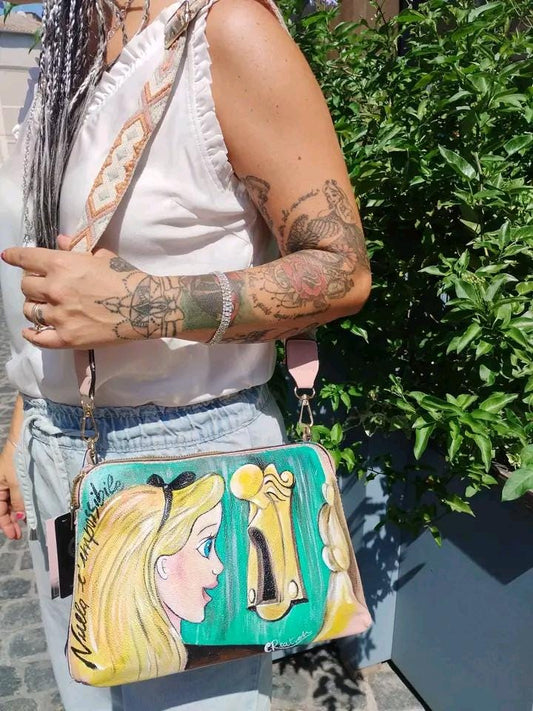 Borsa Dipinta a Mano - Alice nel Paese delle Meraviglie | Accessorio Unico e Magico ✨ Un tocco di fantasia e meraviglia per il tuo stile! ✨ Questa borsa unica è dipinta a mano con colori acrilici resistenti e raffigura Alice nel Paese delle Meraviglie, uno dei personaggi più amati e sognanti della letteratura e del mondo Disney. Un accessorio perfetto per chi ama le fiabe, l’arte e gli oggetti unici fatti a mano.