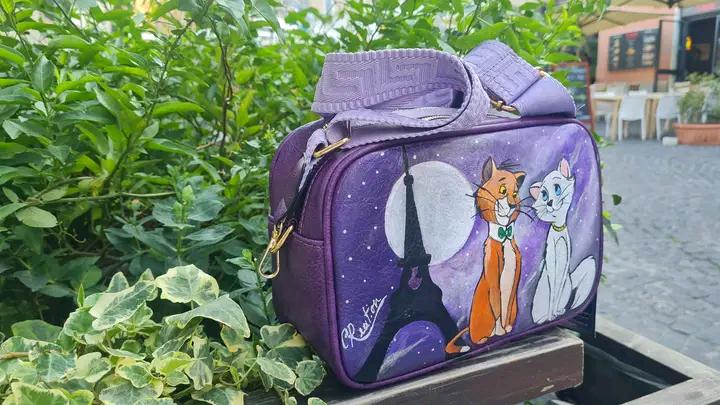 "Borsa Aristogatti dipinta a mano in ecopelle | Lavabile fino a 40°C | Unica e artigianale" 🧩 *Coordinabile su richiesta:* È possibile ordinare *un portafoglio o un giacchetto perfettamente abbinato* con lo stesso stile e soggetto ! Descrizione: Questa borsa artigianale è un omaggio ai dolcissimi Aristogatti! Dipinta a mano con colori acrilici di alta qualità su ecopelle resistente, è l'accessorio perfetto per gli amanti dell'arte e dei classici Disney. La foto mostrata si riferisce a un prodotto già vendu