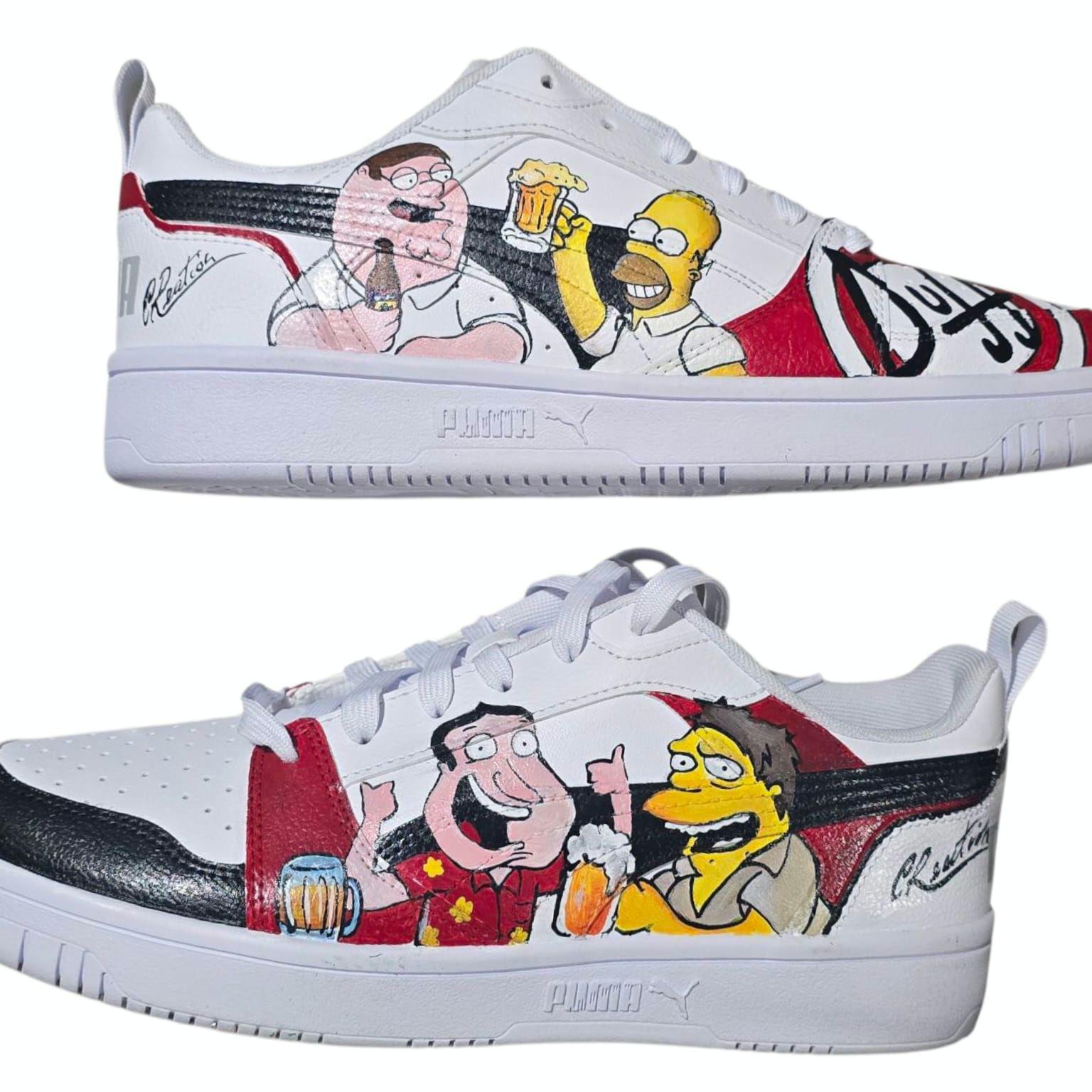 🎨 *Scarpe dipinte a mano - Puma n°42* 👟 Modello unico e originale con soggetto principale *I Griffin &amp; I Simpson insieme*, due icone dell’animazione unite su un’unica creazione! 🖐️ Ogni dettaglio è dipinto a mano con cura, rendendo queste scarpe un pezzo irripetibile. 📦 Disponibilità: - Pronta consegna se disponibili in negozio - In caso di vendita in negozio, verrà realizzato un set simile su ordinazione: - Stesso soggetto principale - Possibili piccole variazioni nel colore o nel modello di scarpe