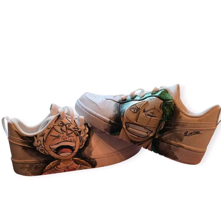 Nike Air Force 1 Personalizzate – Tema One Piece 🎨🏴☠️ Per i veri fan di One Piece e per chi vuole distinguersi con stile, ecco le Nike Air Force 1 dipinte a mano con un’esclusiva personalizzazione ispirata al celebre anime! Ogni paio è decorato a mano con colori acrilici professionali e sigillato per garantire resistenza e durata nel tempo. Un prodotto unico, perfetto per chi ama la moda, l’arte e l’universo dei pirati! ⚓🔥 🧩 *Coordinabile su richiesta:* È possibile ordinare *un portafoglio , una borsa o