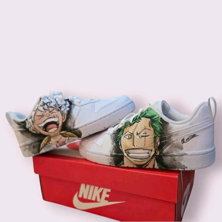 Nike Air Force 1 Personalizzate – Tema One Piece 🎨🏴☠️ Per i veri fan di One Piece e per chi vuole distinguersi con stile, ecco le Nike Air Force 1 dipinte a mano con un’esclusiva personalizzazione ispirata al celebre anime! Ogni paio è decorato a mano con colori acrilici professionali e sigillato per garantire resistenza e durata nel tempo. Un prodotto unico, perfetto per chi ama la moda, l’arte e l’universo dei pirati! ⚓🔥 🧩 *Coordinabile su richiesta:* È possibile ordinare *un portafoglio , una borsa o