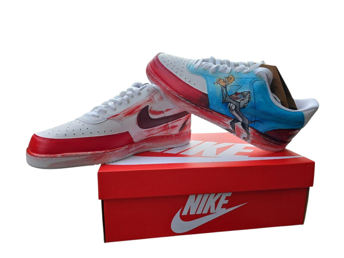 Scarpe Nike dipinte a mano • Il Re Leone e Nala • Scarpe personalizzate unisex • Arte su scarpe • Coordinato disponibile *Descrizione:* 🎨 Scarpe uniche dipinte a mano con soggetto principale *Il Re Leone* e la sua compagna Nala, tratte dal celebre cartone animato amato da generazioni. 👟 Modello Nike unisex, realizzabile su richiesta in *tutte le taglie*, uomo o donna. 🖌️ Ogni paio è un pezzo unico, realizzato con *colori acrilici professionali* resistenti all'acqua e al tempo, su *scarpe originali di alt