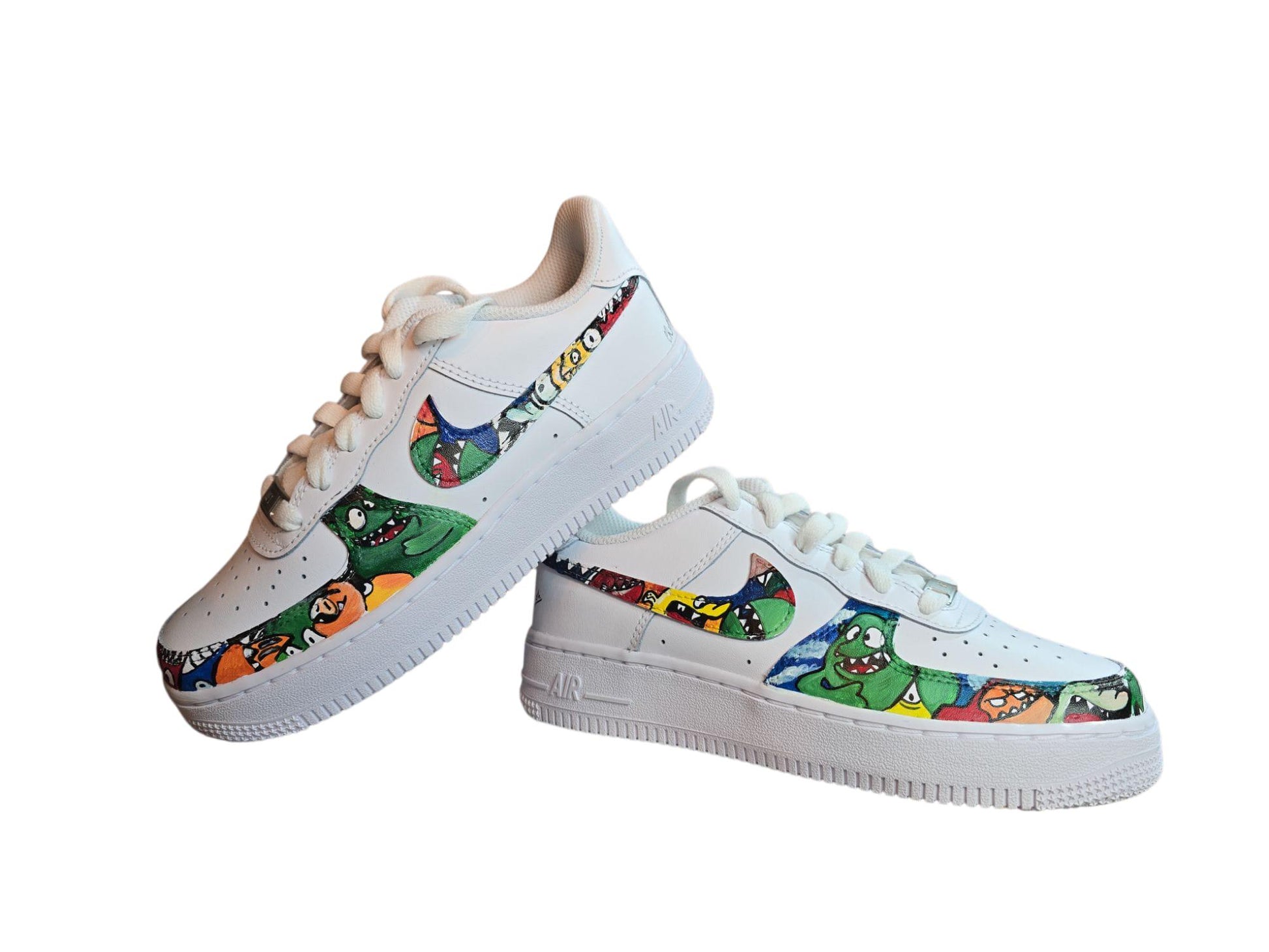👟 Nike Air Force 1 Dipinte a Mano – Tema Mostriciattoli Colorati 🎨👾 Un’esplosione di colori, stile e originalità! Queste *Nike Air Force 1* sono *dipinte interamente a mano* con un disegno unico di *mostriciattoli cartoon*, perfette per chi ama distinguersi e portare ai piedi un’opera d’arte. Ogni dettaglio è curato con precisione artigianale. 🎨✨ 🧩 *Coordinabile su richiesta:* È possibile ordinare *un portafoglio , una borsa o un giacchetto perfettamente abbinato* con lo stesso stile e soggetto ! 