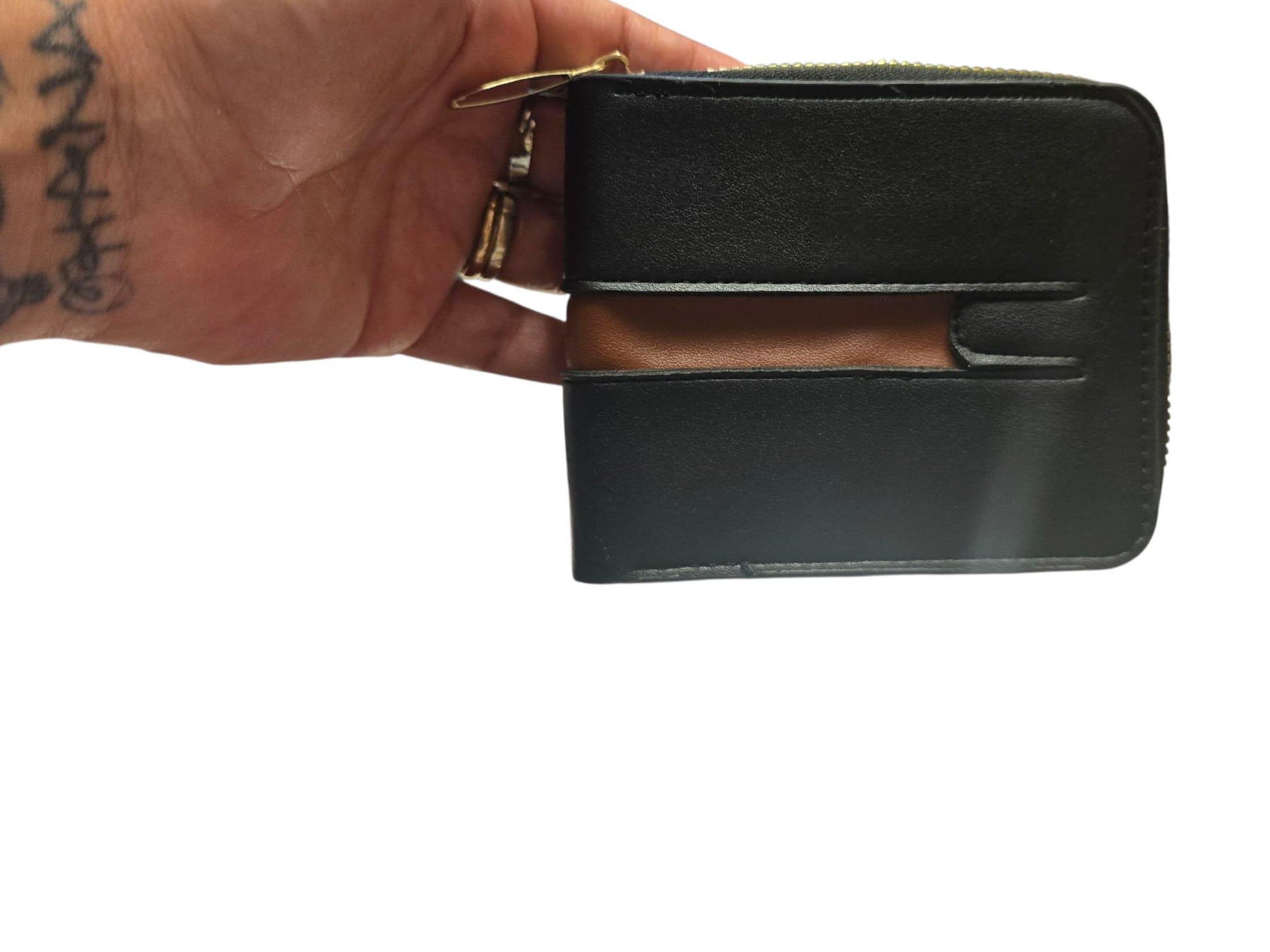 *Titolo:* Portafoglio dipinto a mano – Homer Simpson *Descrizione:* 🎨 Portafoglio artigianale dipinto interamente a mano con protagonista *Homer Simpson*, per chi ama i personaggi iconici e desidera un accessorio unico e originale. 🟡 Realizzato su base in ecopelle/pelle, pratico e resistente, perfetto per un regalo creativo o per chi ama distinguersi. ✨ Personalizzabile su richiesta con nome, frasi o personaggi aggiuntivi. 📦 Disponibilità: - Pronta consegna se disponibili in negozio - In caso di vendita 