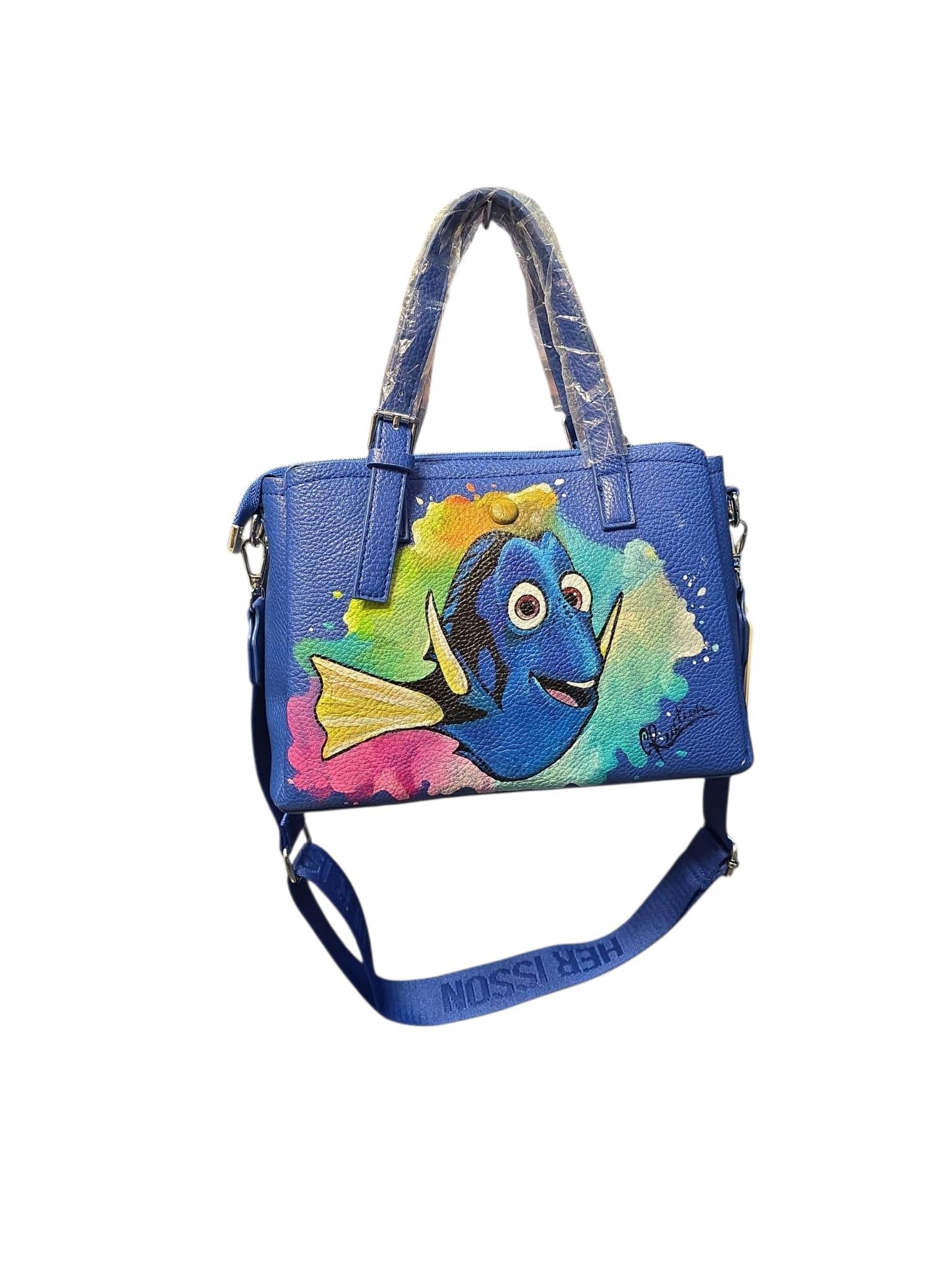 Borsa Dipinta a Mano 🎨 | Dory il Pesciolino | Accessorio Unico e Colorato --- *📦 Descrizione:* Porta il colore del mare sempre con te con questa *borsa dipinta a mano* ispirata a *Dory*, il pesciolino più dolce e simpatico del grande schermo! 🐠💙 Un pezzo unico, realizzato artigianalmente con *colori acrilici di ottima qualità*, resistenti nel tempo e dai toni vivaci.