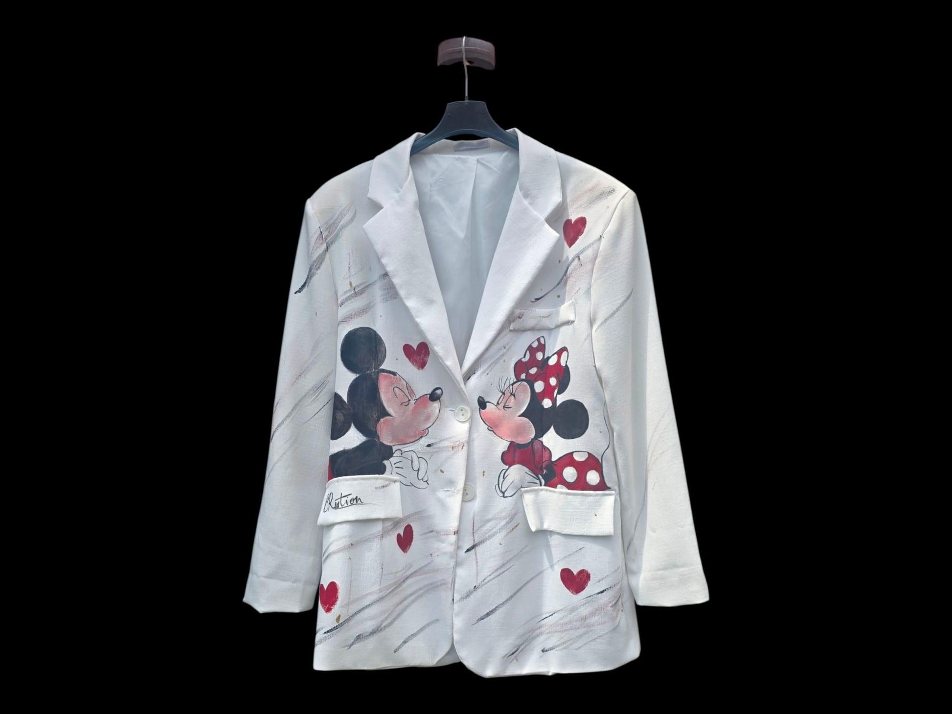 *Giacca Donna Dipinta a Mano – Minnie &amp; Topolino* 🎨👩🎨 Giacca in taglia unica, perfetta per rendere il tuo outfit unico e originale! Dipinta interamente a mano con amore e cura nei dettagli, presenta come soggetto principale una dolcissima scena di *Minnie e Topolino*, simbolo intramontabile di amore e complicità. ❤️🐭🎀 🧥 *Taglia unica* (vestibilità comoda) 🎨 Ogni giacca è un pezzo unico: possono esserci piccole variazioni che rendono il tuo capo ancora più speciale! 📦 Disponibilità: - Pronta cons