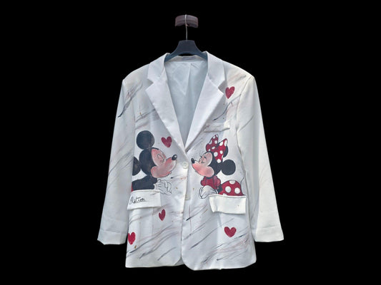 *Giacca Donna Dipinta a Mano – Minnie &amp; Topolino* 🎨👩🎨 Giacca in taglia unica, perfetta per rendere il tuo outfit unico e originale! Dipinta interamente a mano con amore e cura nei dettagli, presenta come soggetto principale una dolcissima scena di *Minnie e Topolino*, simbolo intramontabile di amore e complicità. ❤️🐭🎀 🧥 *Taglia unica* (vestibilità comoda) 🎨 Ogni giacca è un pezzo unico: possono esserci piccole variazioni che rendono il tuo capo ancora più speciale! 📦 Disponibilità: - Pronta cons