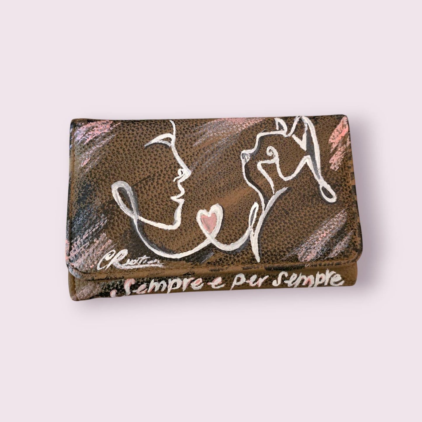 Portafoglio Dipinto a Mano – Sempre è per sempre 🎨 Portafoglio Dipinto a Mano 🎨 Porta con te un’opera d’arte con questo portafoglio in ecopelle, dipinto a mano con colori acrilici di alta qualità e ispirato all'amore per i propri animali. Un accessorio perfetto per chi ama il design artistico e gli oggetti unici. 📌 Dettagli Prodotto: ✔ Pezzo unico: Il prodotto in foto è stato venduto, ma verrà realizzato con lo stesso design su una borsa molto simile ✔ Materiale: Ecopelle ✔ Tecnica: Pittura acrilica a ma