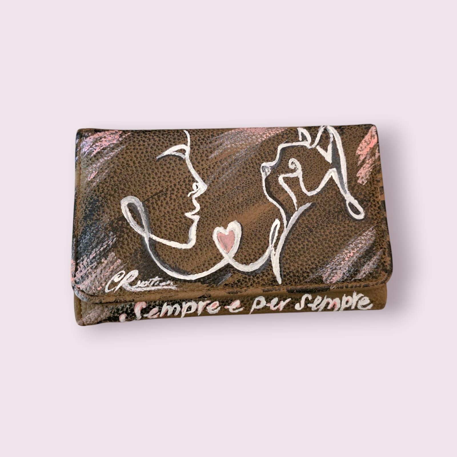 Portafoglio Dipinto a Mano – Sempre è per sempre 🎨 Portafoglio Dipinto a Mano 🎨 Porta con te un’opera d’arte con questo portafoglio in ecopelle, dipinto a mano con colori acrilici di alta qualità e ispirato all'amore per i propri animali. Un accessorio perfetto per chi ama il design artistico e gli oggetti unici. 📌 Dettagli Prodotto: ✔ Pezzo unico: Il prodotto in foto è stato venduto, ma verrà realizzato con lo stesso design su una borsa molto simile ✔ Materiale: Ecopelle ✔ Tecnica: Pittura acrilica a ma