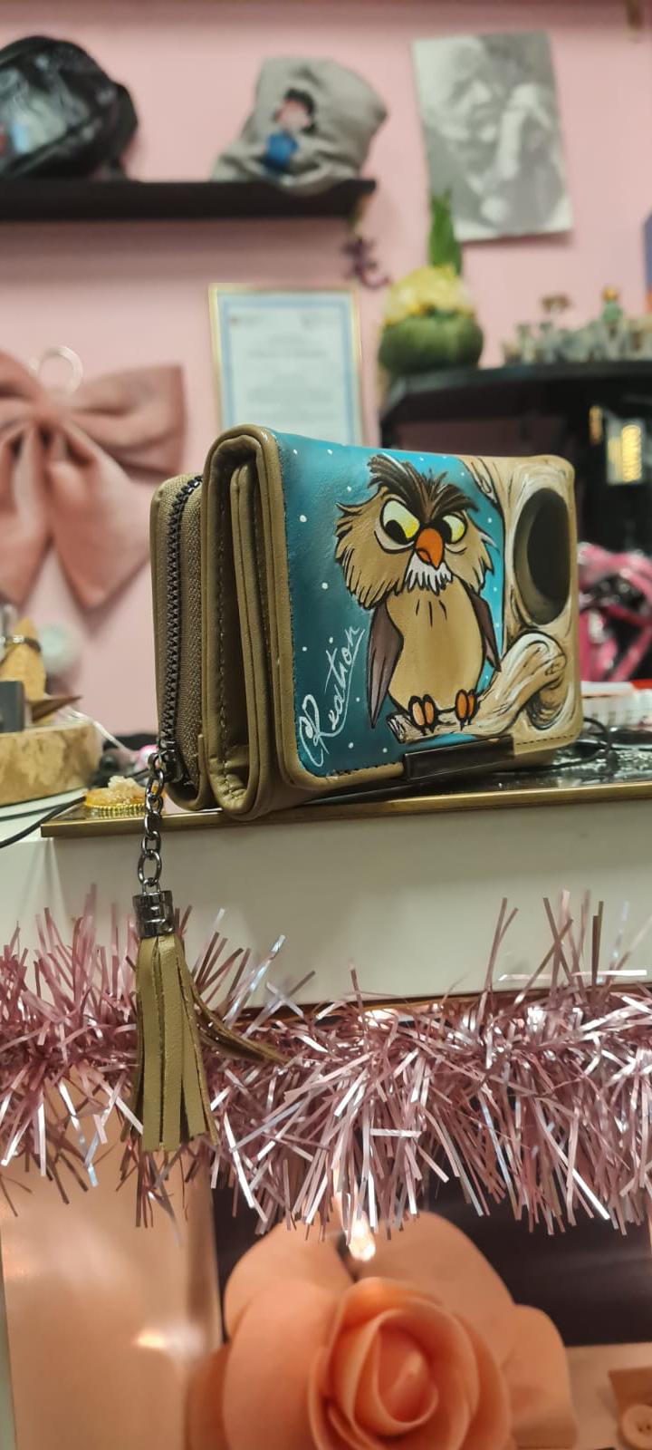 Portafoglio Dipinto a Mano - Accessorio Unico e Magico Materiali di alta qualità: il portafoglio è resistente e funzionale, perfetto per essere utilizzato tutti i giorni. La texture morbida e la finitura curata gli conferiscono un aspetto elegante e durevole nel tempo. Funzionale e pratico: Oltre ad essere un pezzo d’arte da collezione, questo portafoglio è anche estremamente pratico.