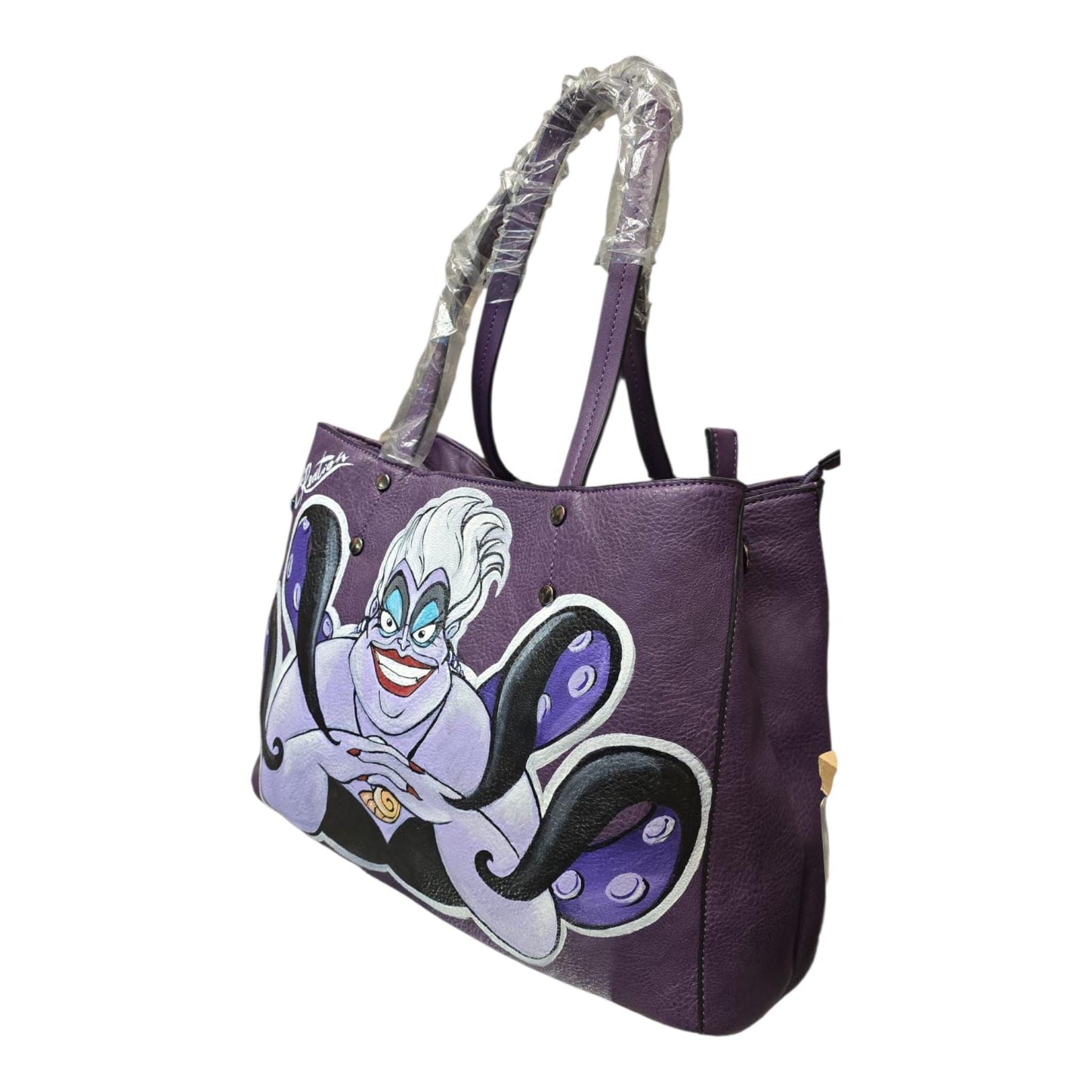 *Borsa Dipinta a Mano – Ursula (La Sirenetta) –Pelle Ecopelle – Personalizzabile* 🧜♀️ *Coordinabile su richiesta:* Posso realizzare un *portafoglio, giacchetto o altro accessorio abbinato* con lo stesso stile e soggetto! *Descrizione:* Questa borsa dipinta a mano rende omaggio a *Ursula*, l'iconica antagonista de *La Sirenetta*. Un accessorio grintoso, artistico e dal forte impatto visivo, perfetto per chi ama i personaggi audaci e vuole distinguersi con stile