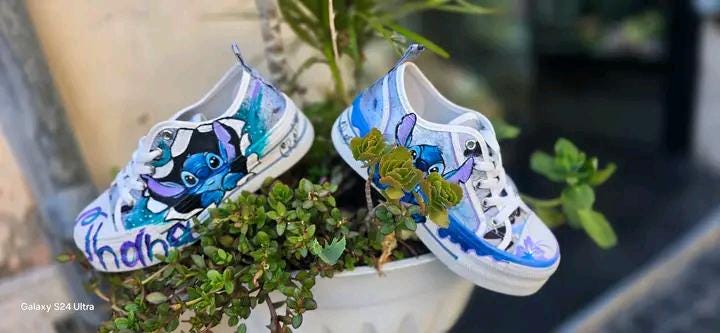 *Scarpe Dipinte a Mano – Tema Stitch* 🎨👟 Per chi ama l’arte e i personaggi iconici, queste scarpe personalizzate con Stitch, il simpatico protagonista del famoso cartone animato, sono il tocco perfetto per distinguersi! Ogni paio è interamente dipinto a mano con colori acrilici di alta qualità e sigillato per garantire resistenza e durata nel tempo. 🖌️ *Dettagli del prodotto:* - Scarpe personalizzate a mano - Tema: Stitch - Colori acrilici professionali + finitura protettiva - Possibilità di realizzare s