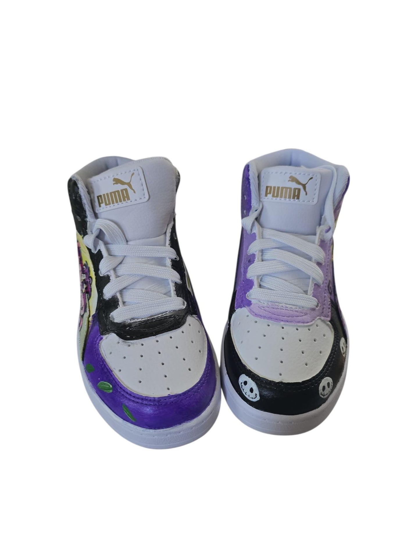 *Scarpe Puma bambino/bambina dipinte a mano 🎨* Un paio unico e originale: una scarpa con lo *Stregatto* e l’altra con *Jack di Nightmare Before Christmas*, realizzate a mano con *colori acrilici di alta qualità*, resistenti e durevoli. Ideale per piccoli fan dell’arte e dei cartoni, o come regalo speciale! La base è una *scarpa Puma*, ma su richiesta si può realizzare il disegno anche su altri modelli o numeri. 