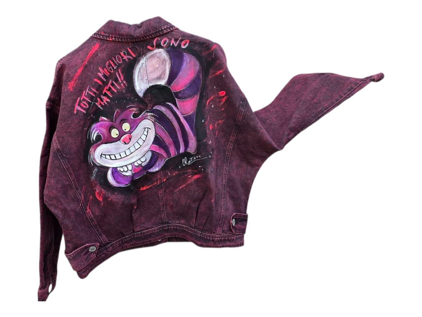 *Giacca di jeans dipinta a mano – Stregatto 🐱🎨* 🧩 *Coordinabile su richiesta:* È possibile ordinare *un portafoglio , una borsa o scarpe perfettamente abbinate* con lo stesso stile e soggetto ! Un capo unico, spiritoso e originale! Questa *giacca in jeans* è decorata a mano con il celebre *Stregatto* di Alice nel Paese delle Meraviglie. Un mix perfetto di ironia e fantasia, pensato per chi ama distinguersi con uno stile unico e artigianale. 🎨 *Dettagli prodotto:* - Giacchetto in jeans - Soggetto: Strega