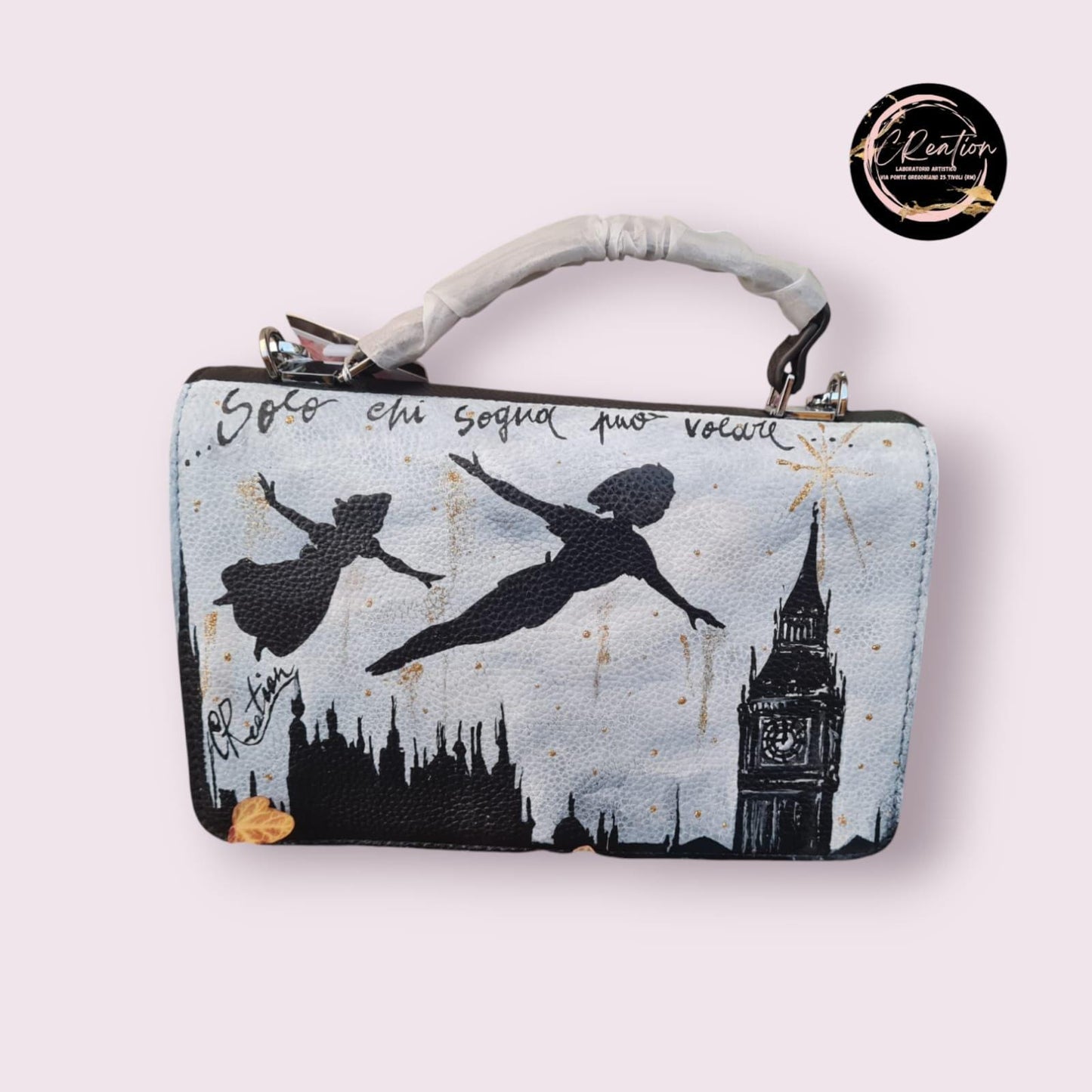 Lasciati trasportare nel mondo magico di Neverland con questa borsa dipinta a mano, raffigurante Peter Pan che vola! Con la frase ispiratrice "Solo chi sogna può volare", questa borsa è un invito a credere nei propri sogni e ad affrontare ogni giorno con un pizzico di magia. Un accessorio unico, perfetto per chi cerca un mix di arte, fantasia e funzionalità. 🧩 *Coordinabile su richiesta:* È possibile ordinare *un portafoglio o un giacchetto perfettamente abbinato* con lo stesso stile e soggetto ! Caratteri