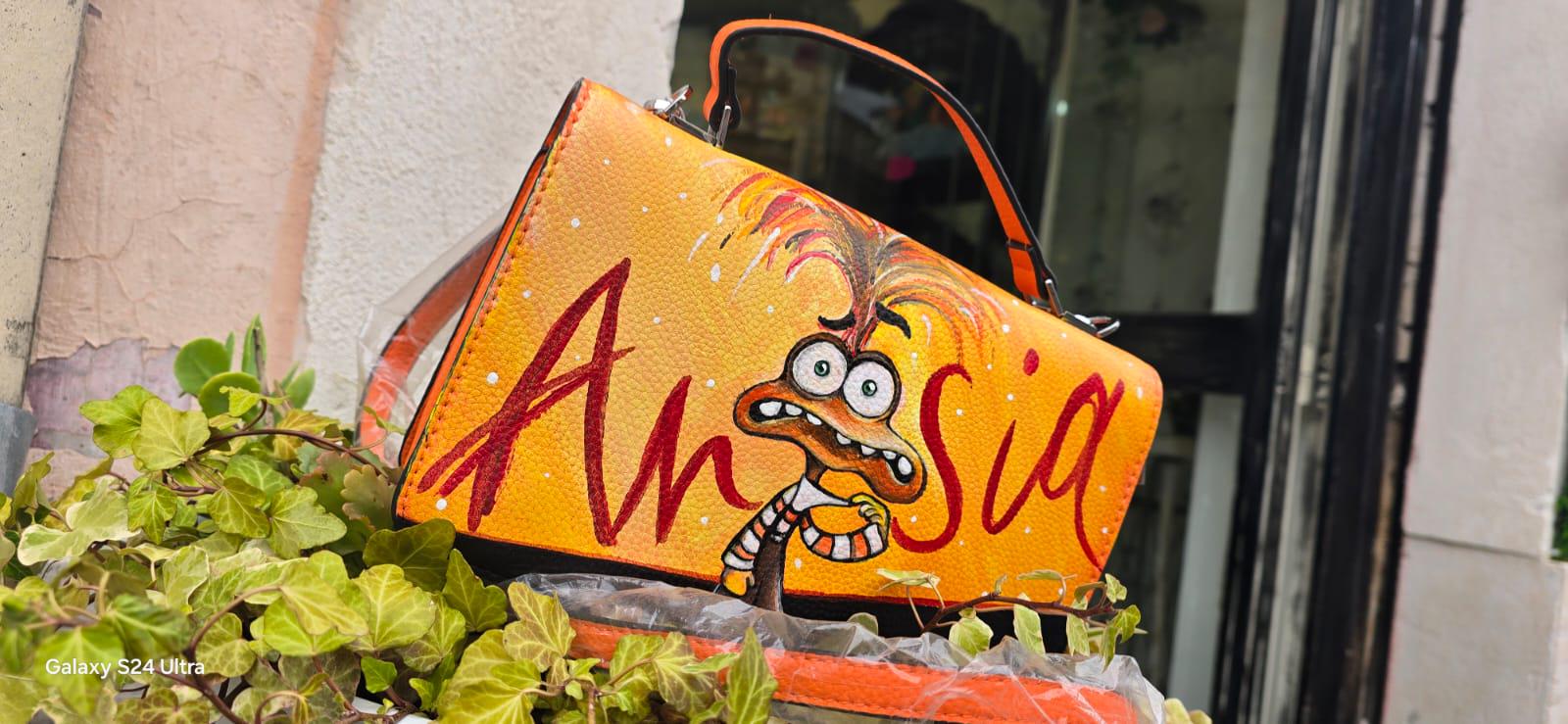  Il protagonista è Ansia, il personaggio iconico di Inside Out, perfettamente riprodotto per chi ama il mondo dell’animazione e gli accessori unici. 📌 Dettagli Prodotto: ✔ Pezzo unico: Il prodotto in foto è stato venduto, ma verrà realizzato con lo stesso design su una borsa molto simile ✔ Materiale: Ecopelle ✔ Tecnica: Pittura acrilica a mano ✔ Lavabile in lavatrice fino a 40° ✔ Tempi di realizzazione: Se non disponibile in pronta consegna, sarà realizzata in 2 giorni lavorativi ✔ Pezzo unico: Il prodotto