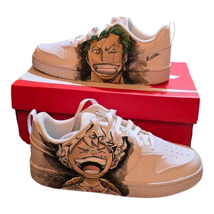 Nike Air Force 1 Personalizzate – Tema One Piece 🎨🏴☠️ Per i veri fan di One Piece e per chi vuole distinguersi con stile, ecco le Nike Air Force 1 dipinte a mano con un’esclusiva personalizzazione ispirata al celebre anime! Ogni paio è decorato a mano con colori acrilici professionali e sigillato per garantire resistenza e durata nel tempo. Un prodotto unico, perfetto per chi ama la moda, l’arte e l’universo dei pirati! ⚓🔥 🧩 *Coordinabile su richiesta:* È possibile ordinare *un portafoglio , una borsa o
