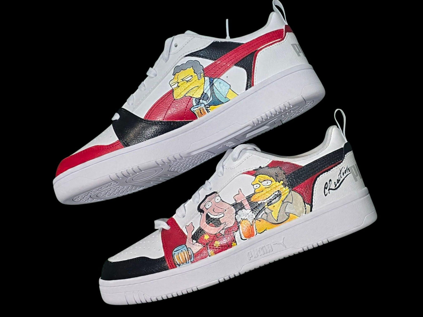 🎨 *Scarpe dipinte a mano - Puma n°42* 👟 Modello unico e originale con soggetto principale *I Griffin &amp; I Simpson insieme*, due icone dell’animazione unite su un’unica creazione! 🖐️ Ogni dettaglio è dipinto a mano con cura, rendendo queste scarpe un pezzo irripetibile. 📦 Disponibilità: - Pronta consegna se disponibili in negozio - In caso di vendita in negozio, verrà realizzato un set simile su ordinazione: - Stesso soggetto principale - Possibili piccole variazioni nel colore o nel modello di scarpe