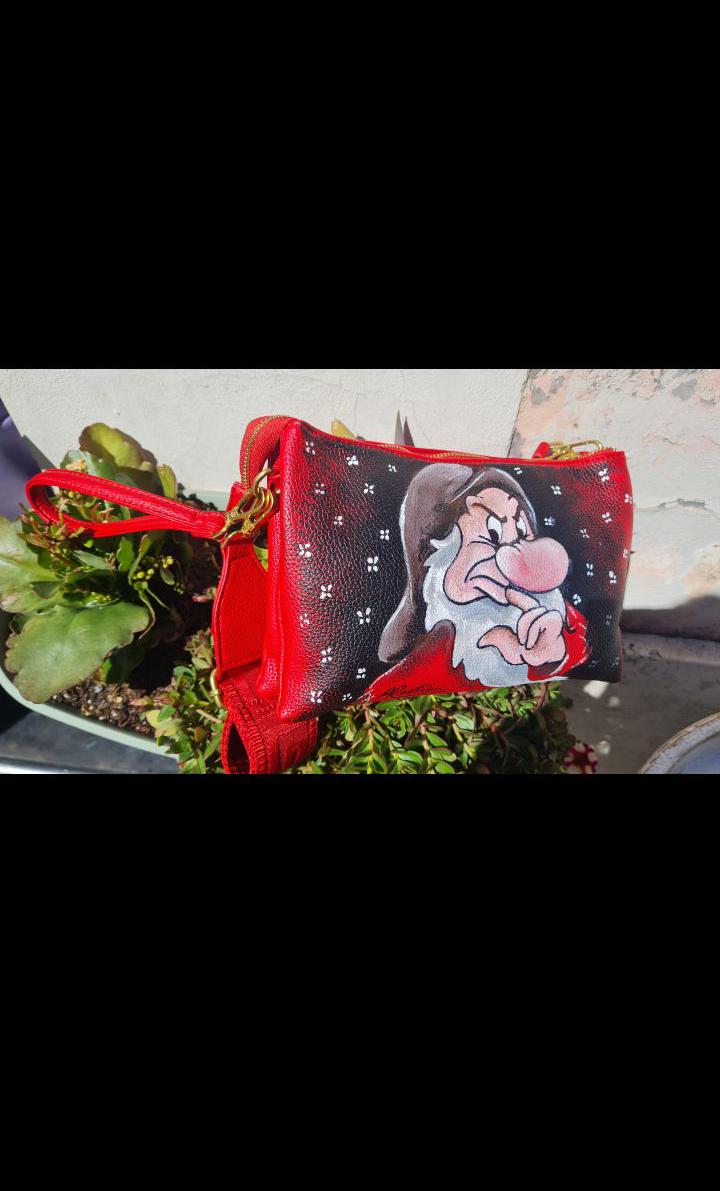 Borsa a Tracolla con Zip Dipinta a Mano - Brontolo | Biancaneve e i Sette Nani | Accessorio Unico e Originale 🧩 *Coordinabile su richiesta:* È possibile ordinare *un portafoglio o un giacchetto perfettamente abbinato* con lo stesso stile e soggetto ! Aggiungi un tocco di magia e personalità al tuo stile con questa borsa a tracolla dipinta a mano, che raffigura il caratteristico e burbero Brontolo di Biancaneve e i Sette Nani